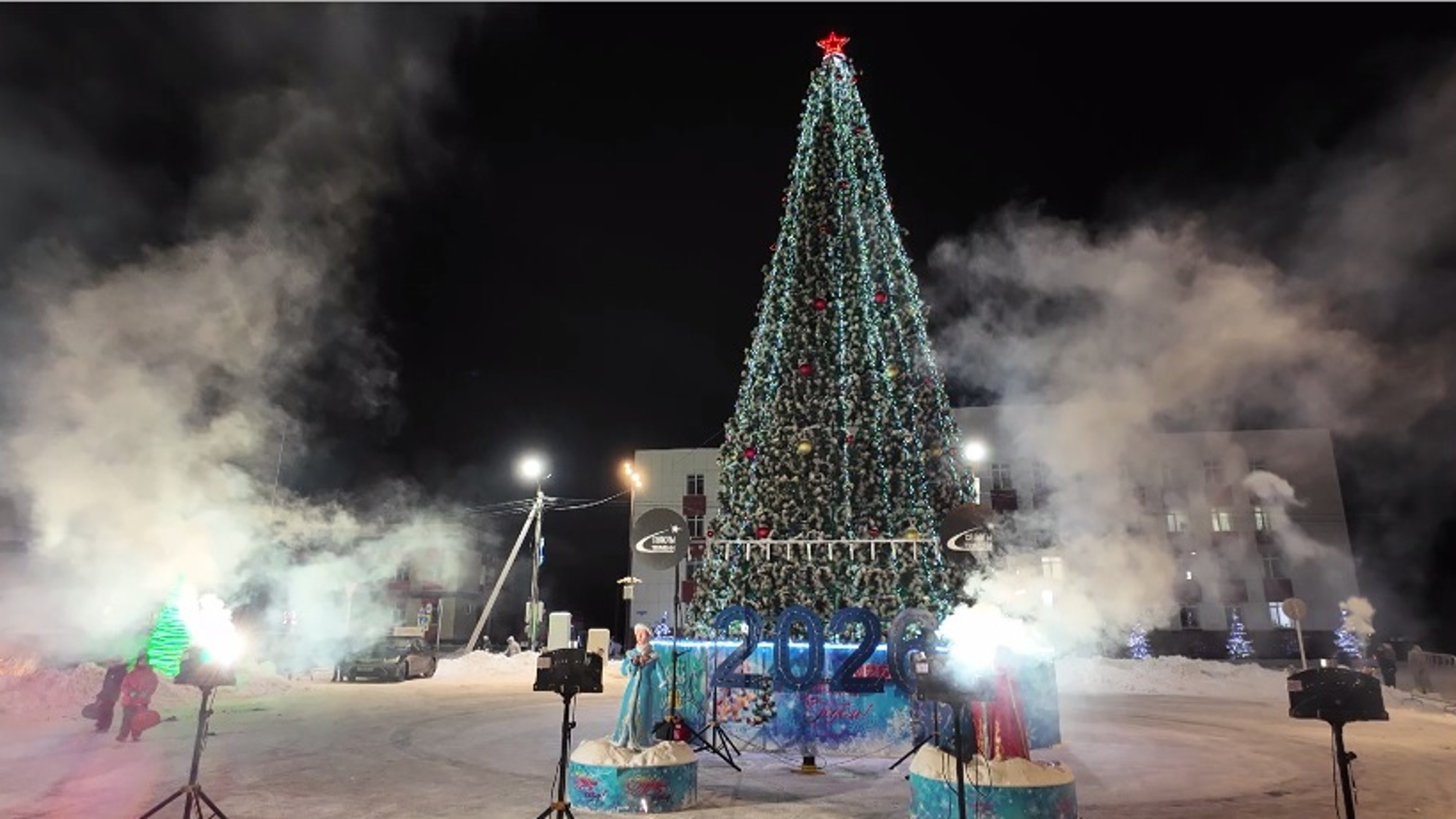 Главная городская елка открылась на обновленной площади в Заводоуковске Тюменской области