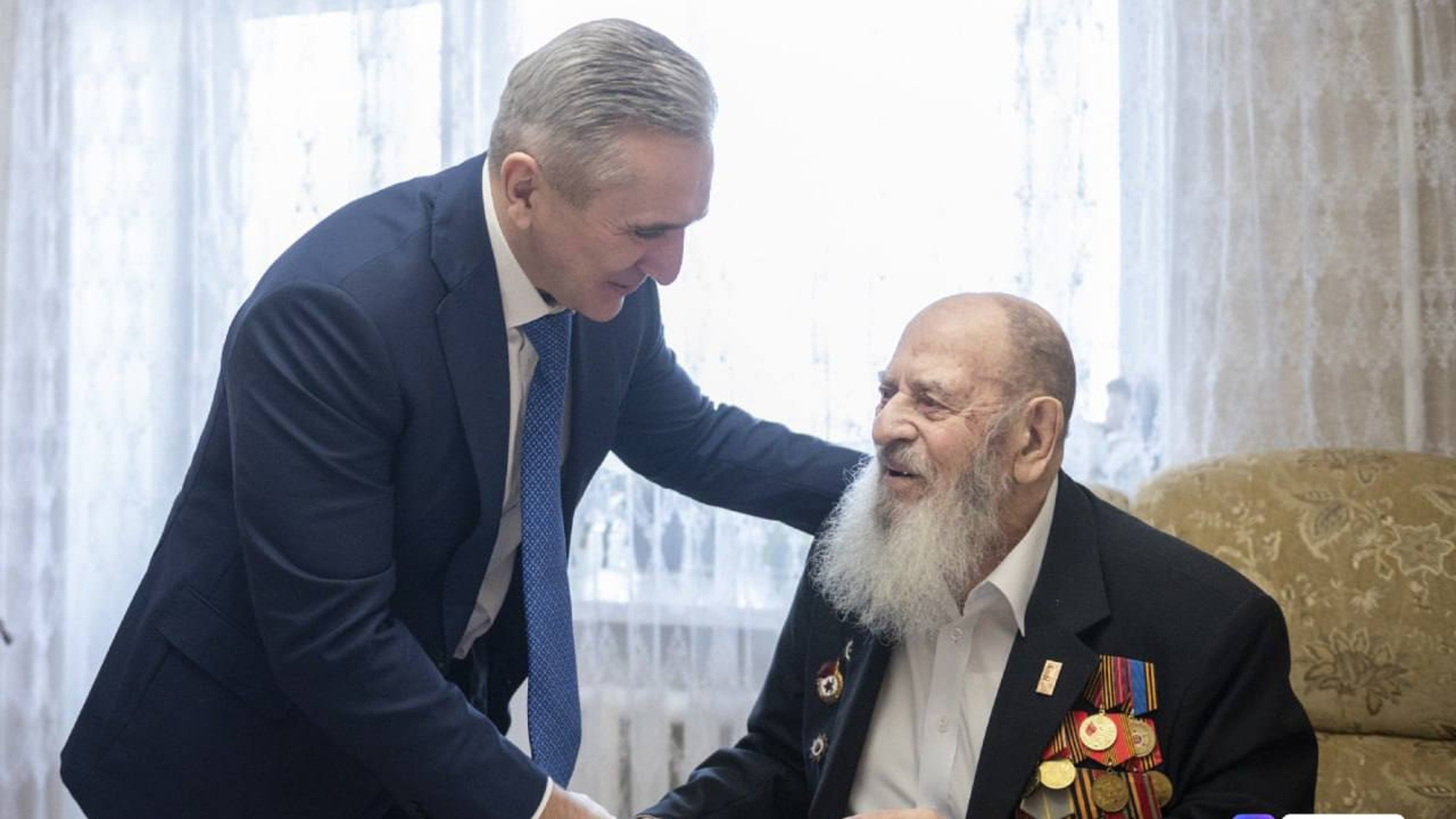 Александр Моор поздравил 102-летнего тюменского фронтовика с наступающим Новым годом