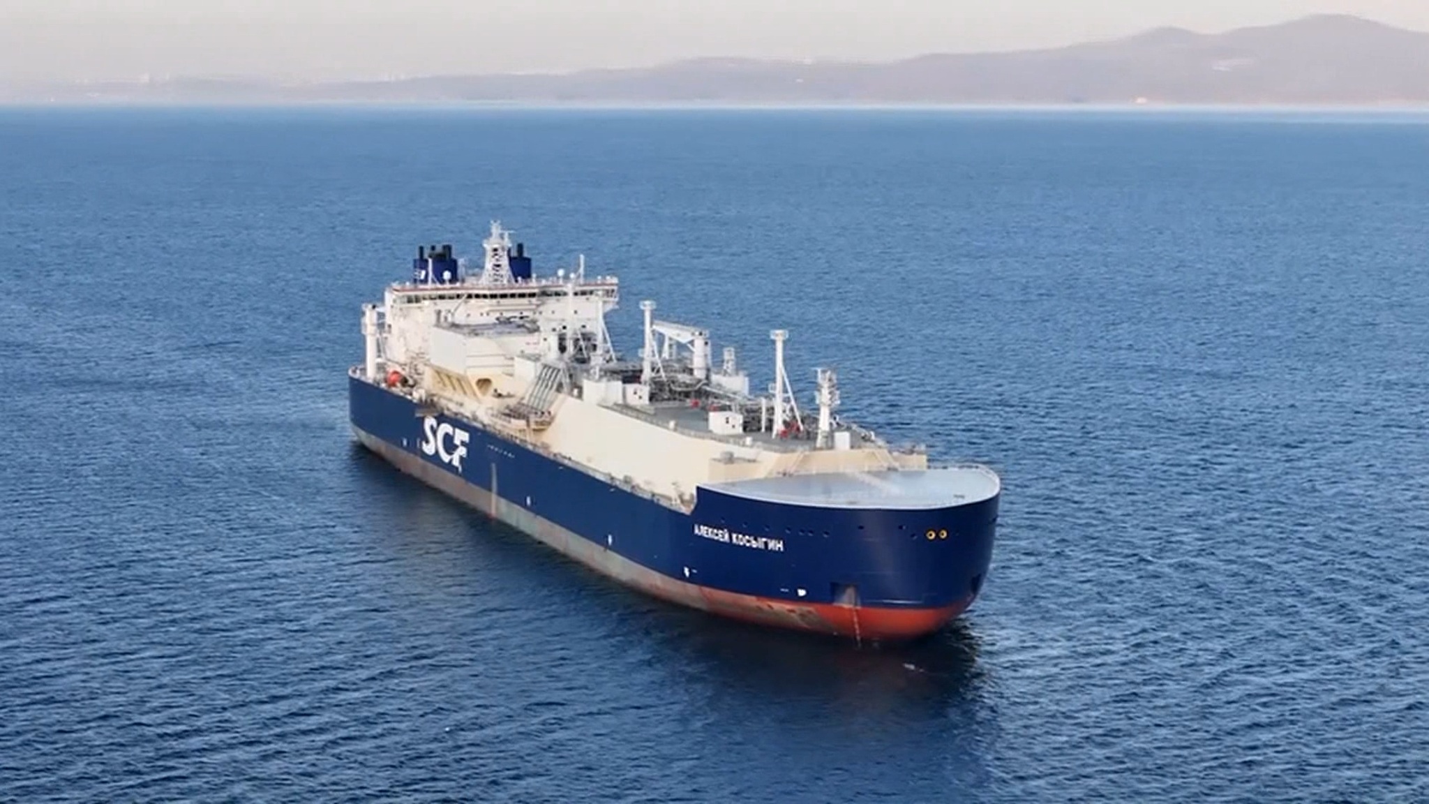 Новый газовоз выходит на ледяные трассы Севморпути