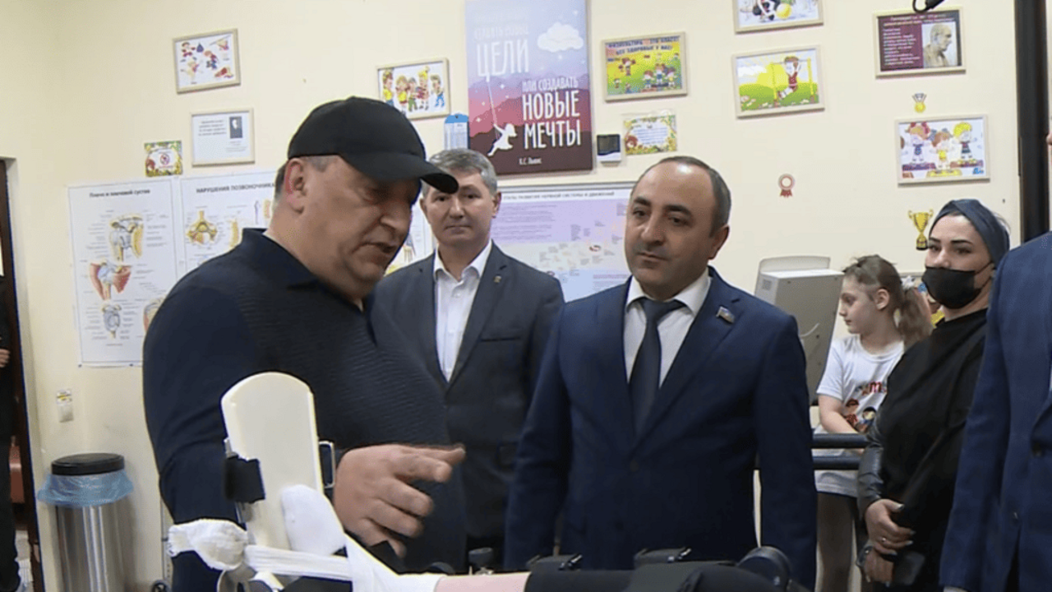 Депутат ГосДумы РФ от Карачаево-Черкесии Солтан Узденов посетил центр "Счастливое детство"