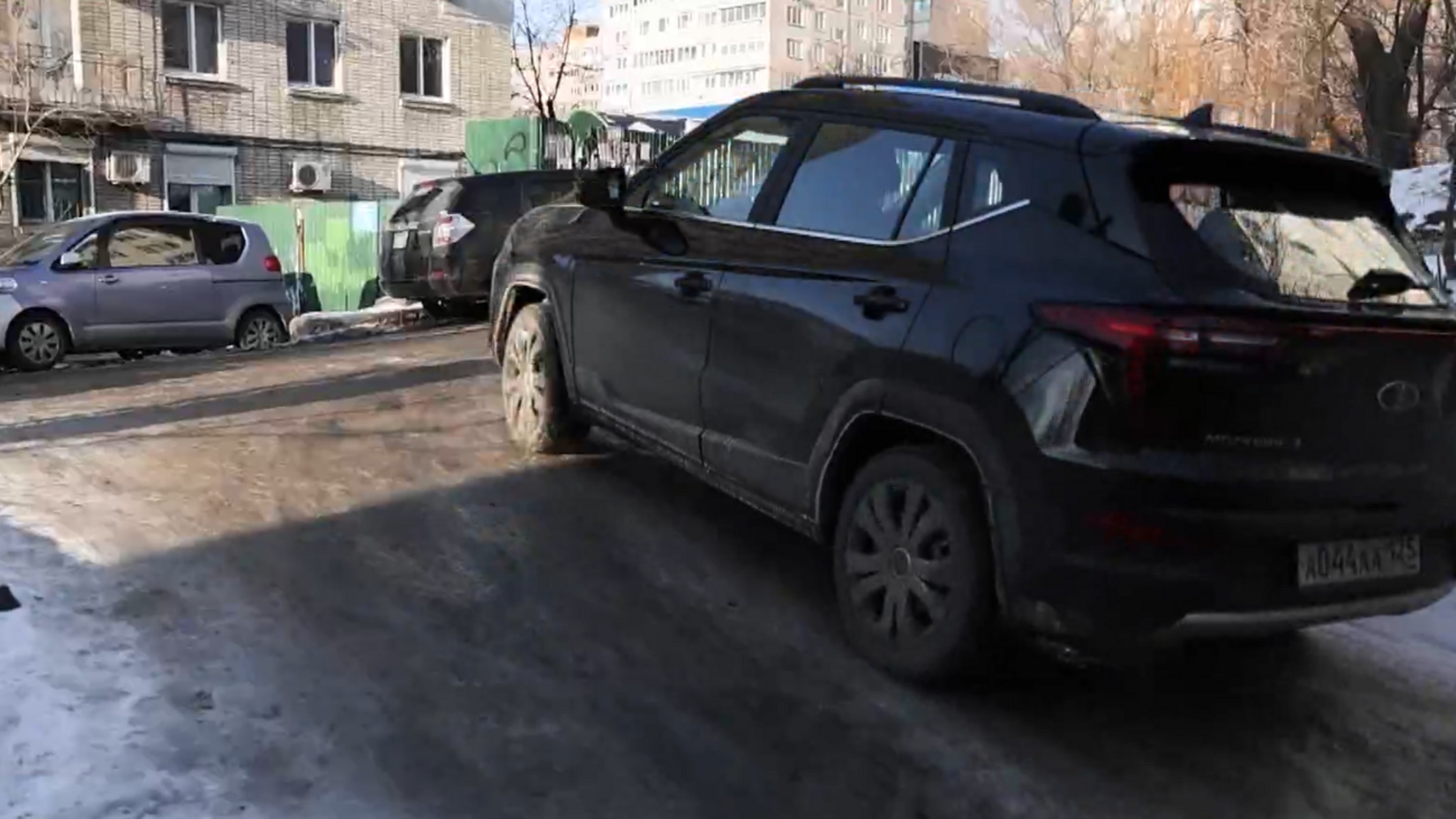 Штраф до 100 тысяч рублей: управляйки Владивостока накажут за неочищенные дворы