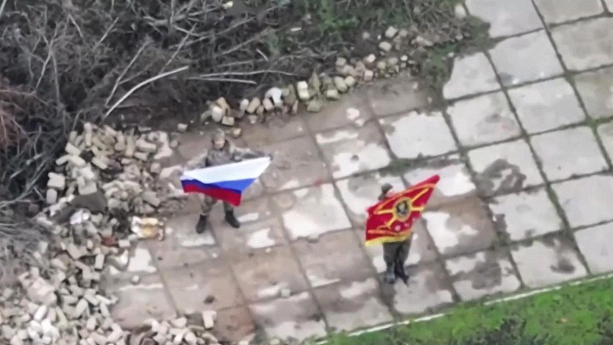 Открытую местность перед Косовцевым перебегали малыми группами