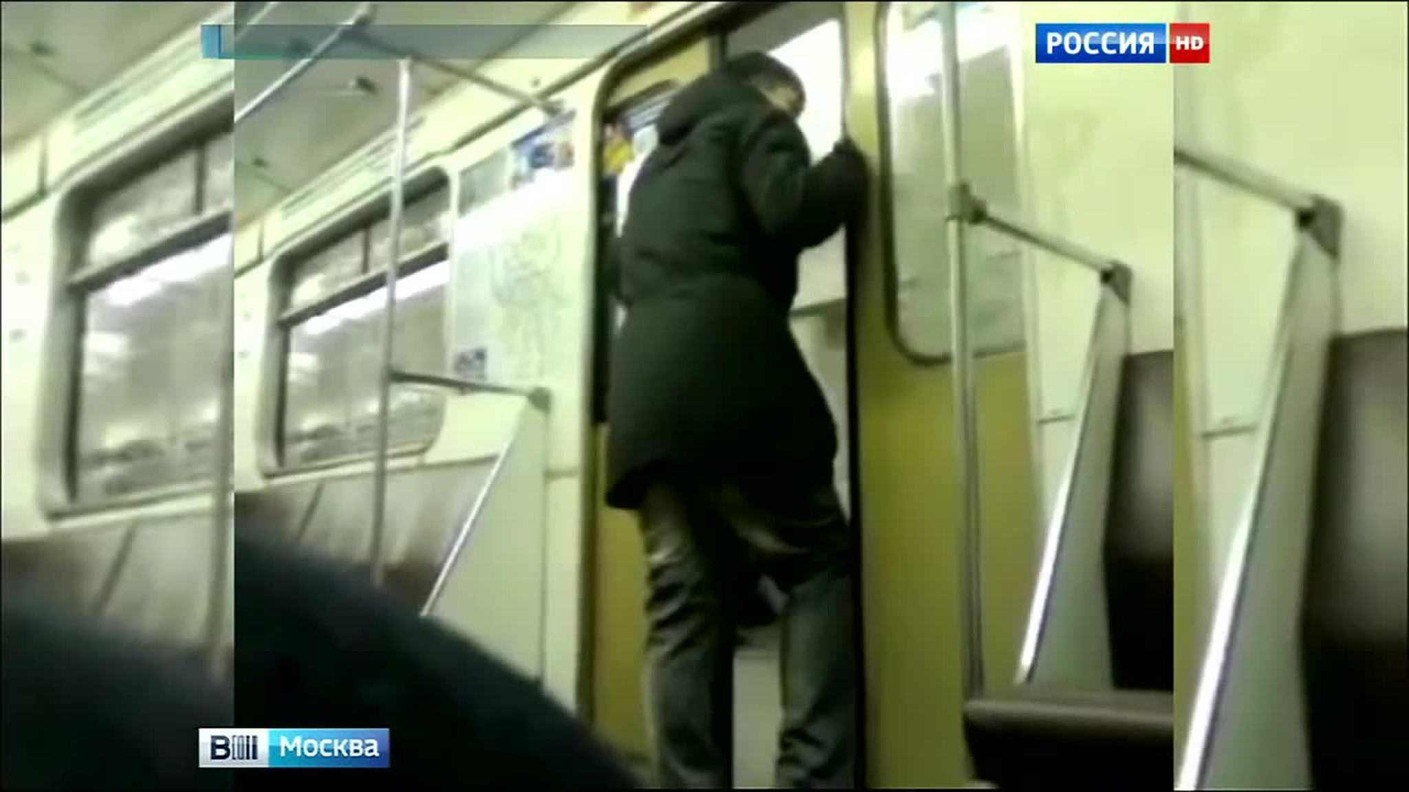 Пассажиров, которые придерживают двери поездов метро, ждет штраф в тысячу рублей