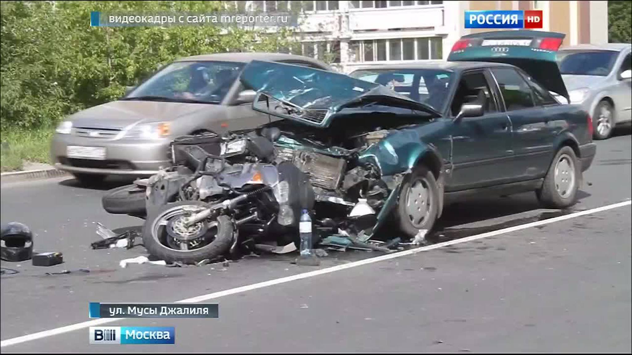 На юге Москвы столкнулись два автомобиля и мотоцикл