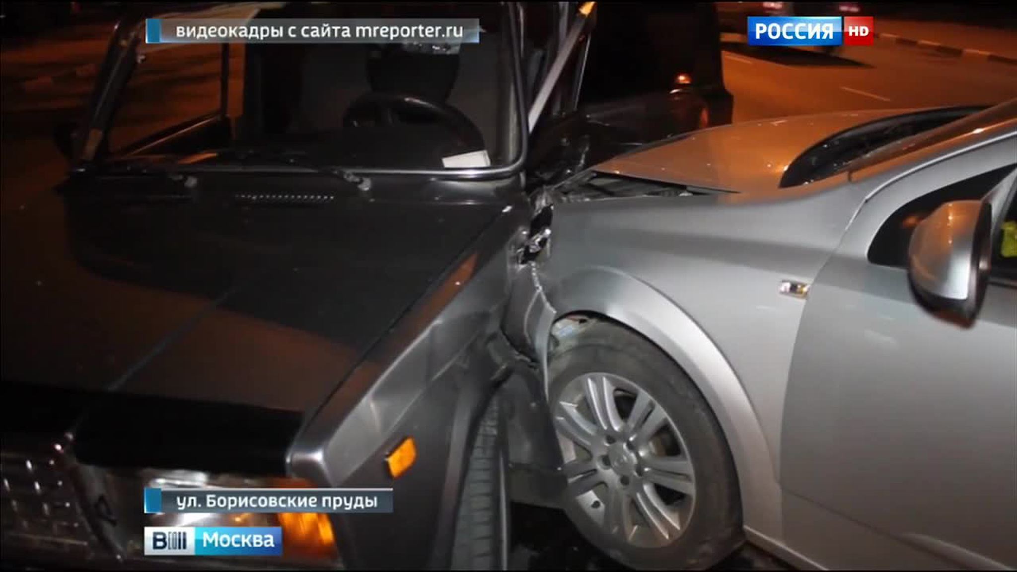 На юге Москвы столкнулись "Опель" и ВАЗ, пострадали три человека