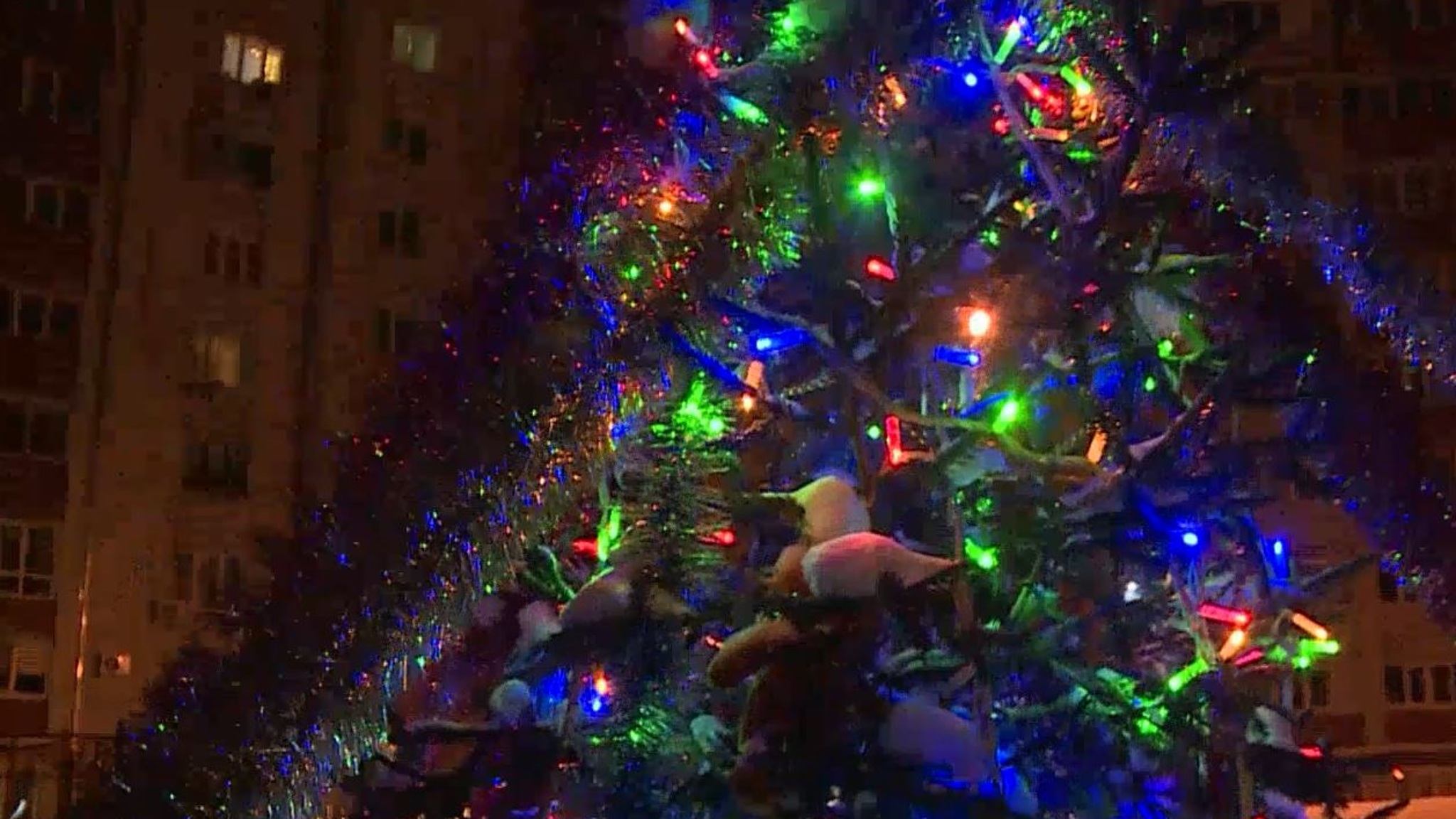 Жители Йошкар-Олы постарались украсить свои дворы к Новому году