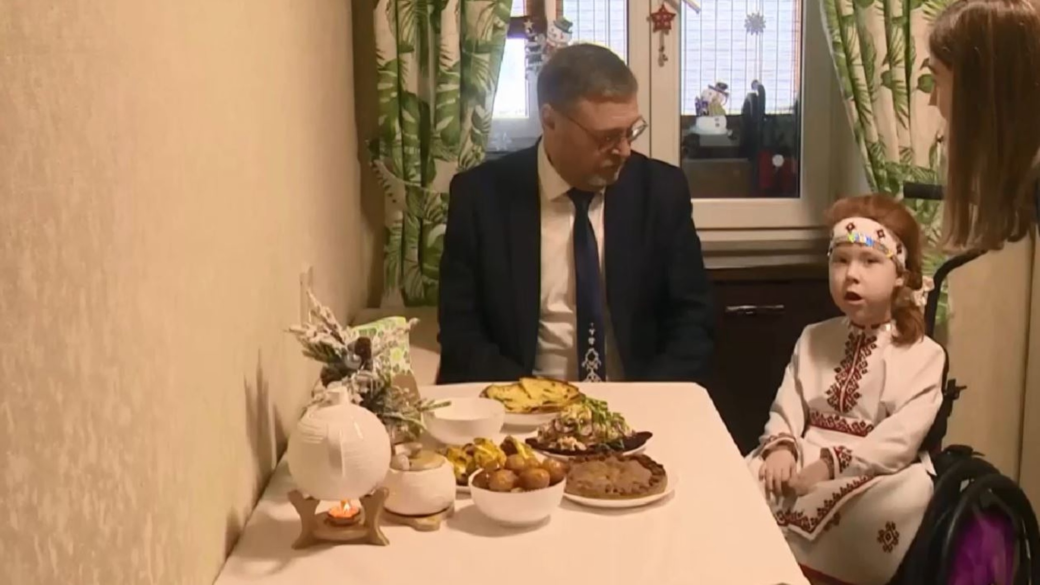 Сенатор Константин Косачев подарил юной йошкаролинке стенку-тренажёр на Новый год