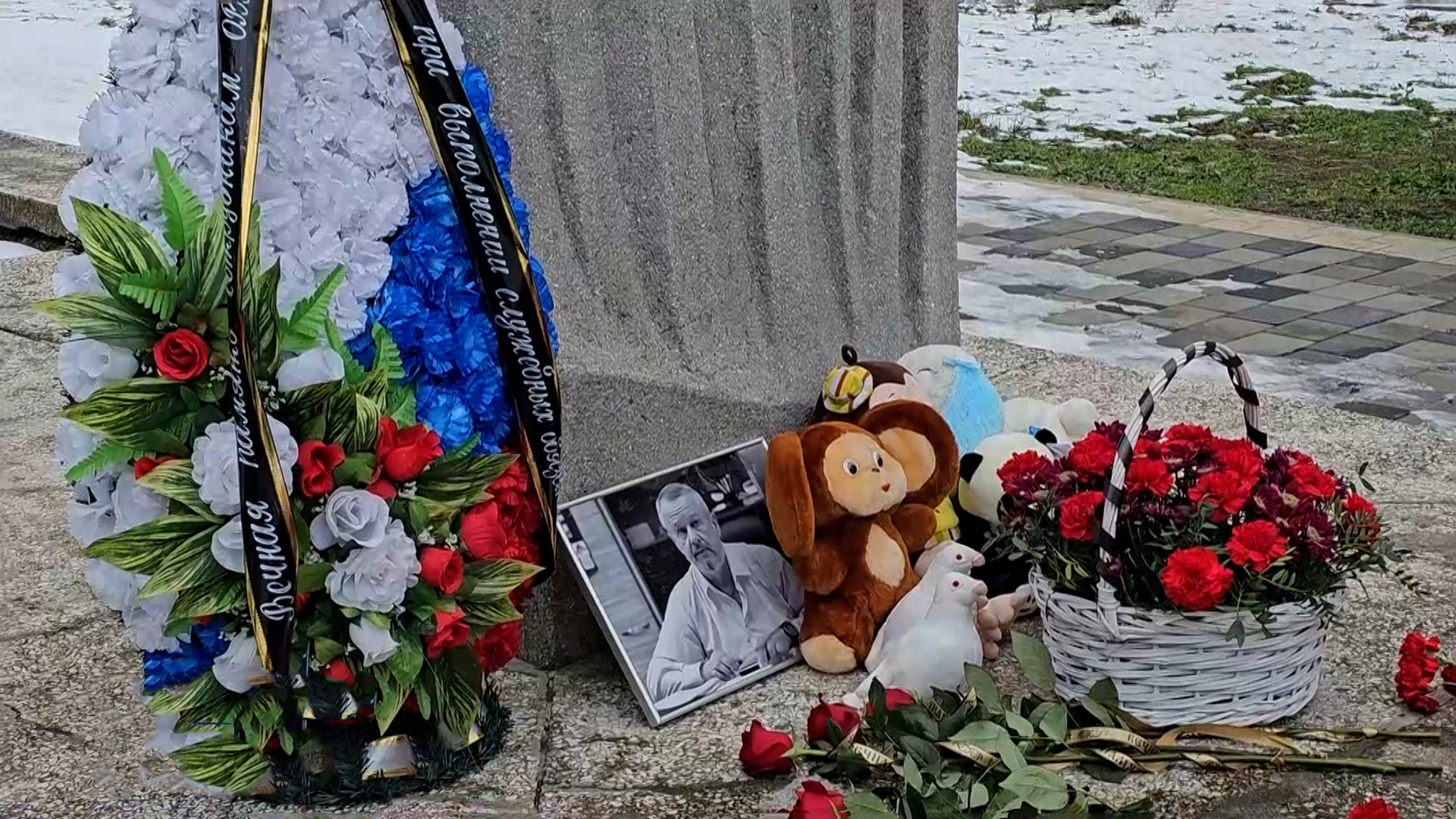 Жители Херсонской области несут цветы к стихийным мемориалам