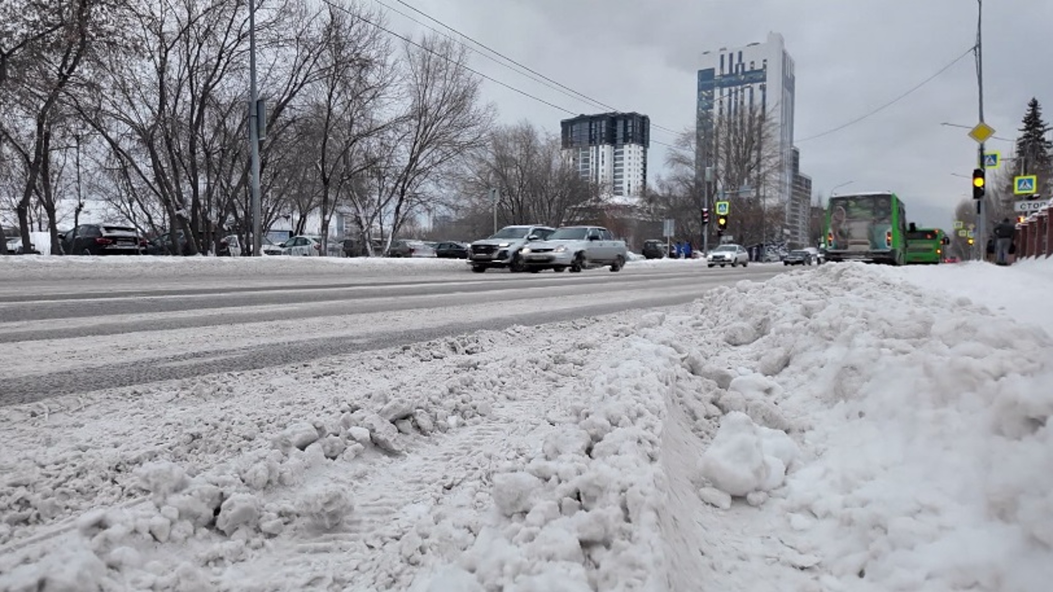 Тюменских автомобилистов призвали к осторожности на зимних дорогах