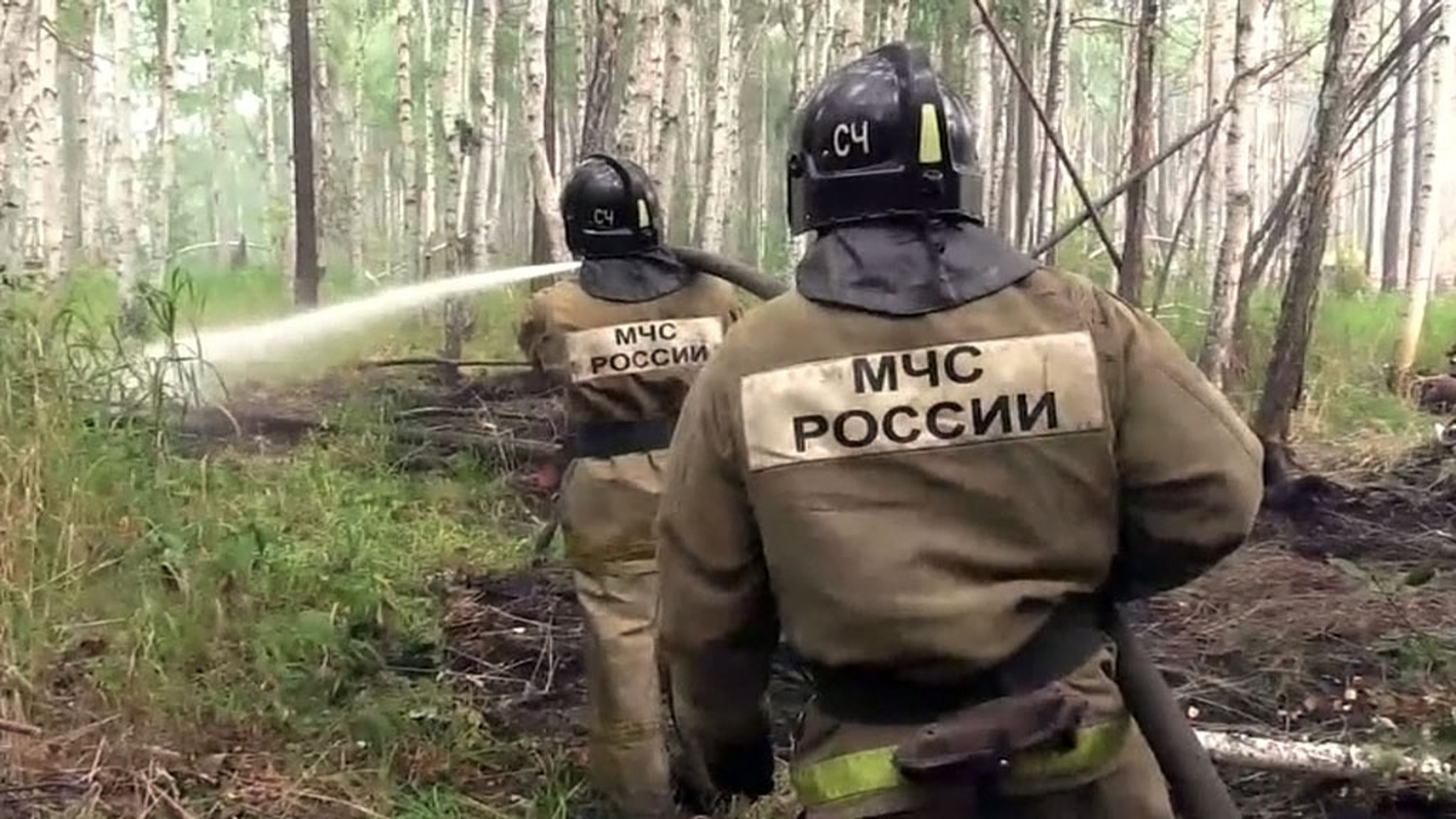 МЧС направит больше спасателей и техники на тушение пожаров в Сибири