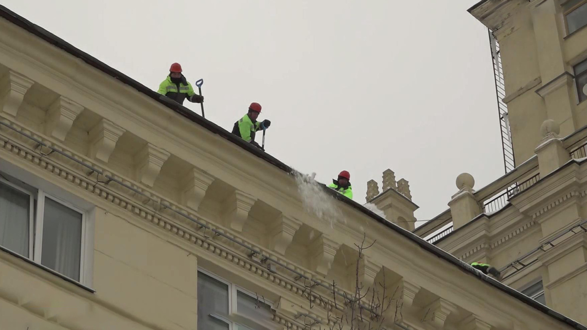 В Москве спешат очистить крыши домов от снега до сильных холодов