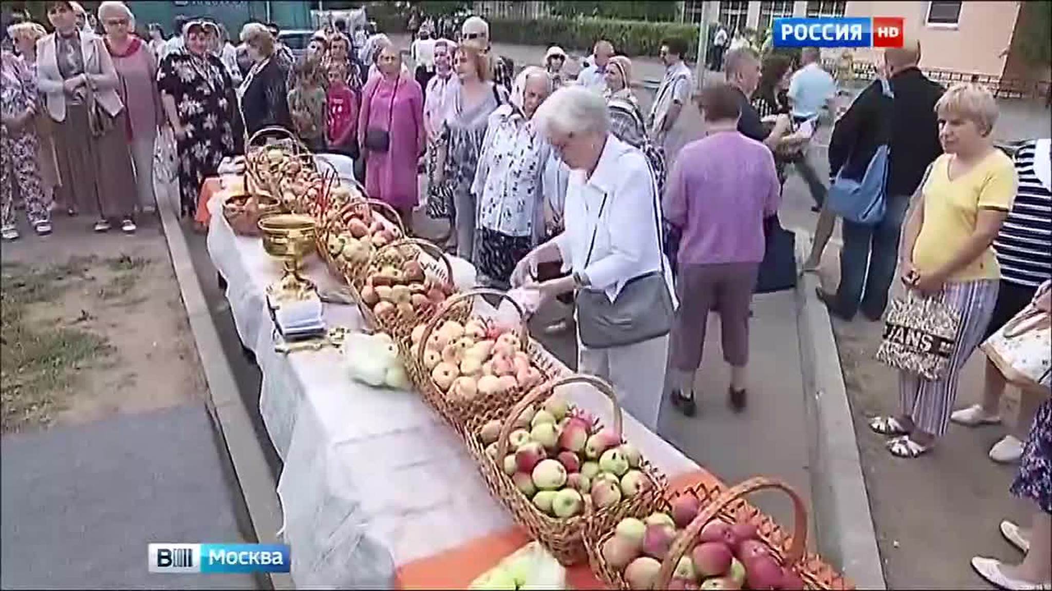 Московские православные отмечают Яблочный Спас