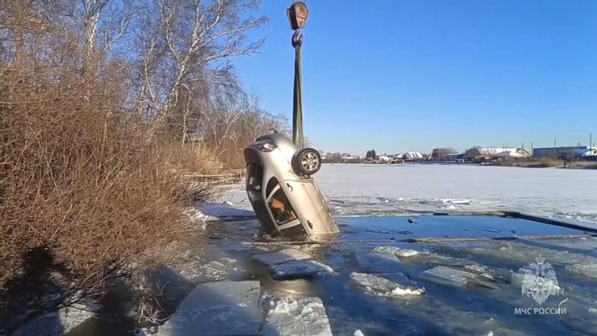 Любители подледного лова уходят под лед