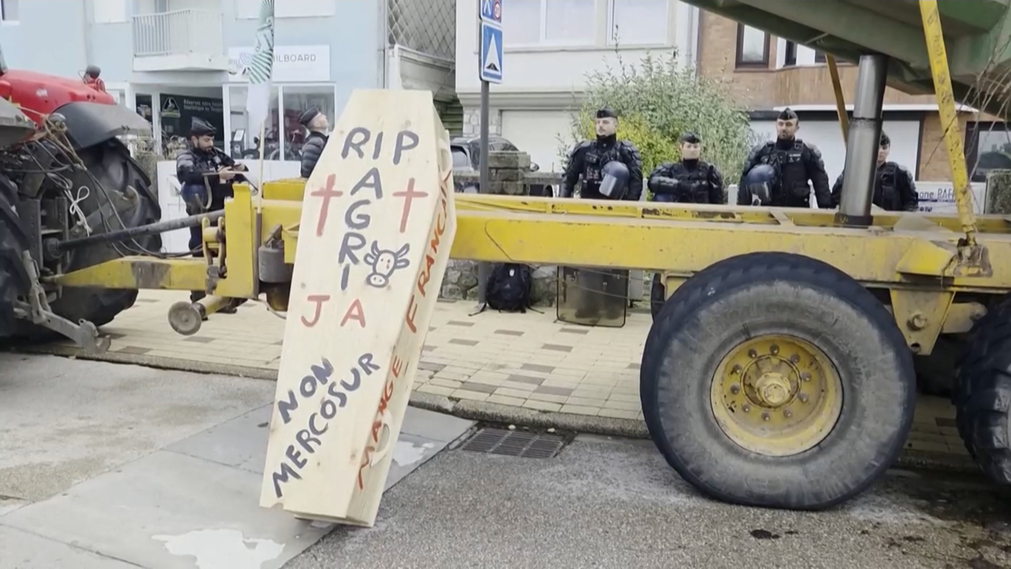 Протесты фермеров во Франции не ограничились Парижем
