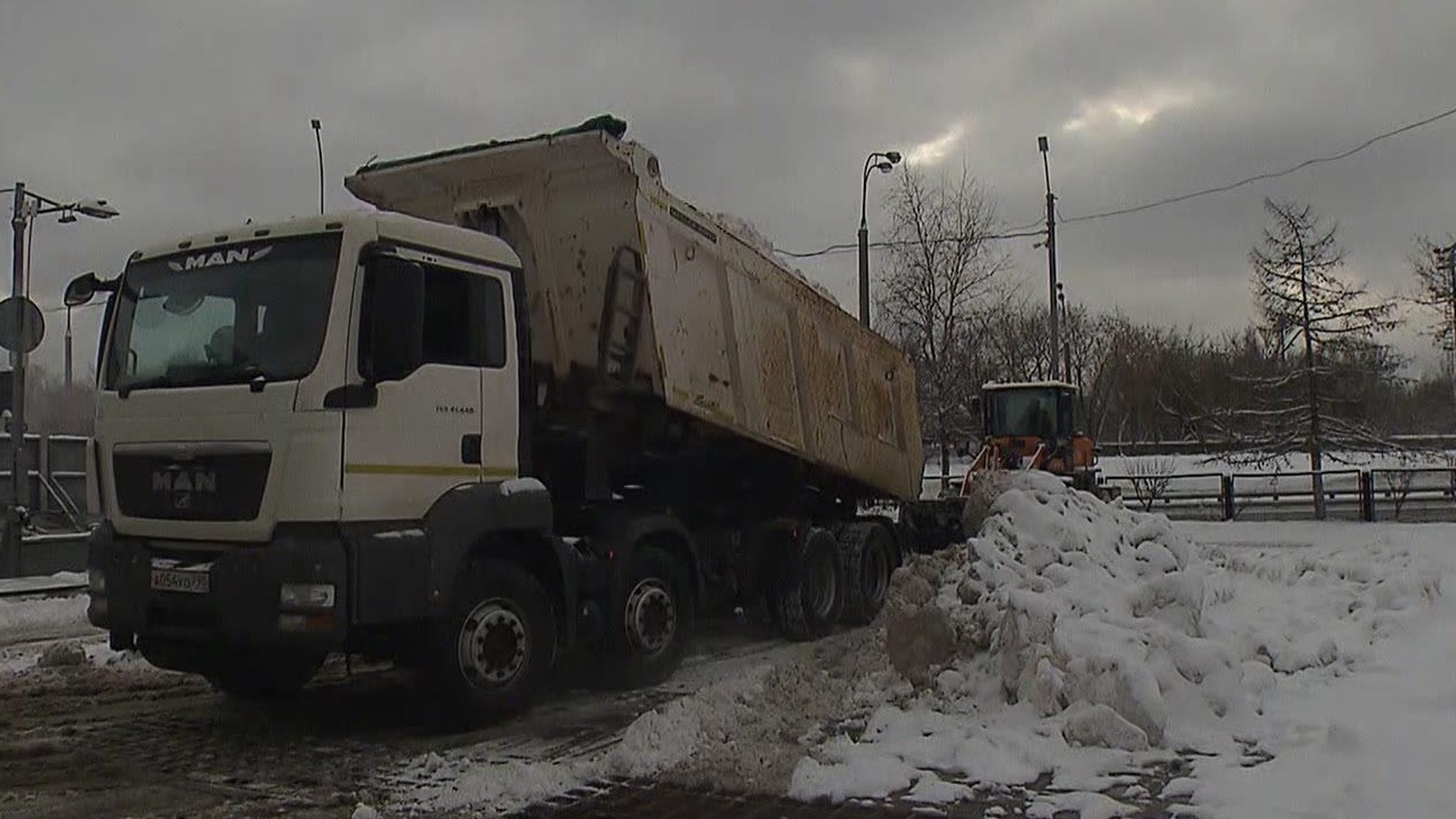 Мощный снегопад, ветер и гололедица задержатся в Москве почти на сутки