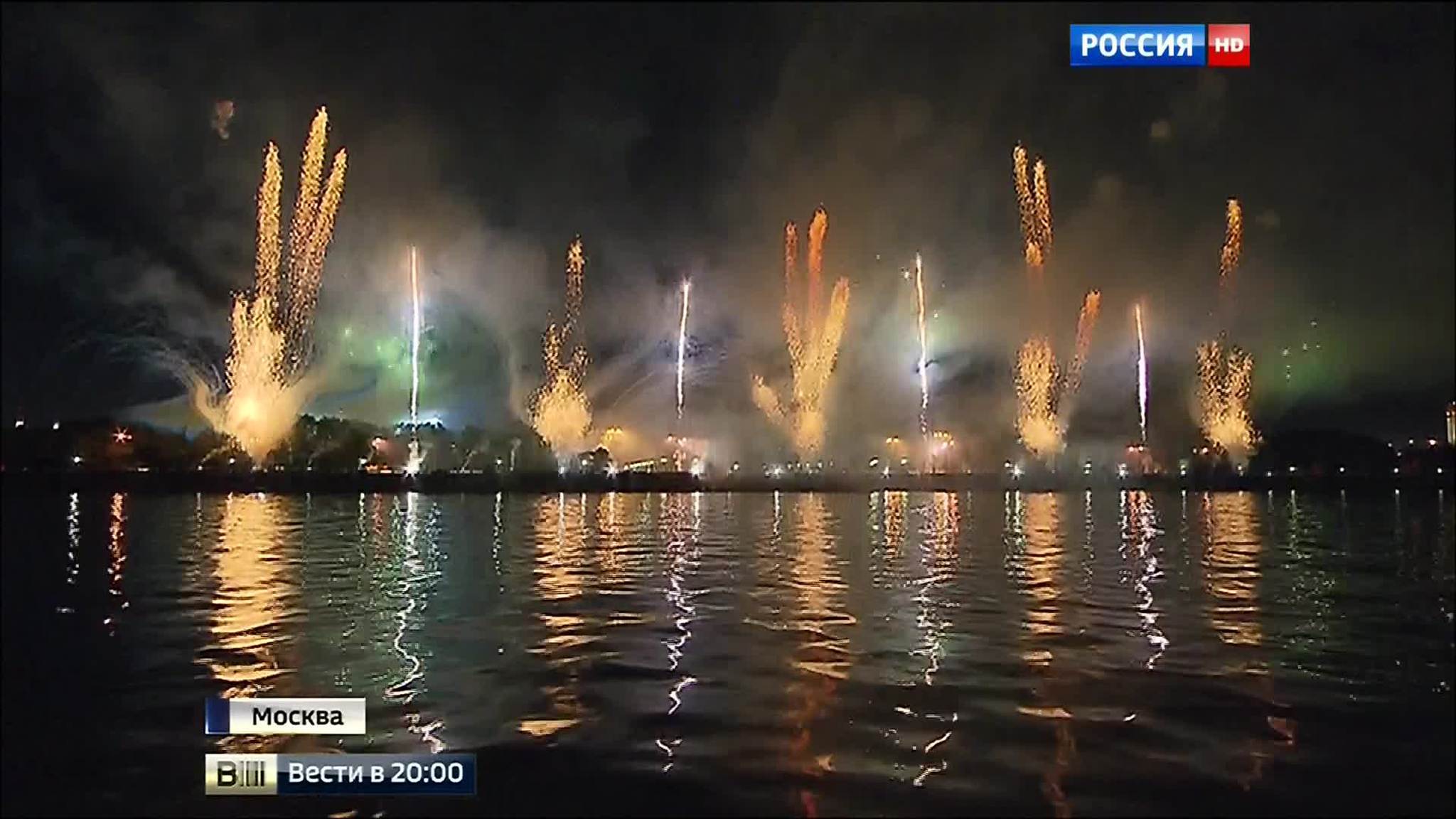 Россия отметила День флага по последней моде