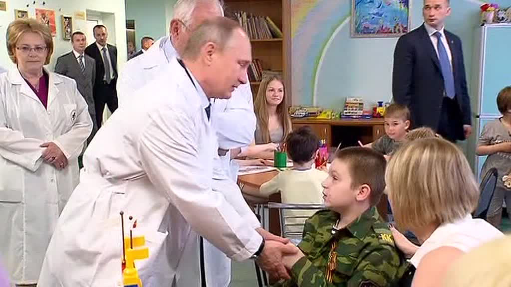 Мальчик, искалеченный войной в Донбассе, получил гражданство России