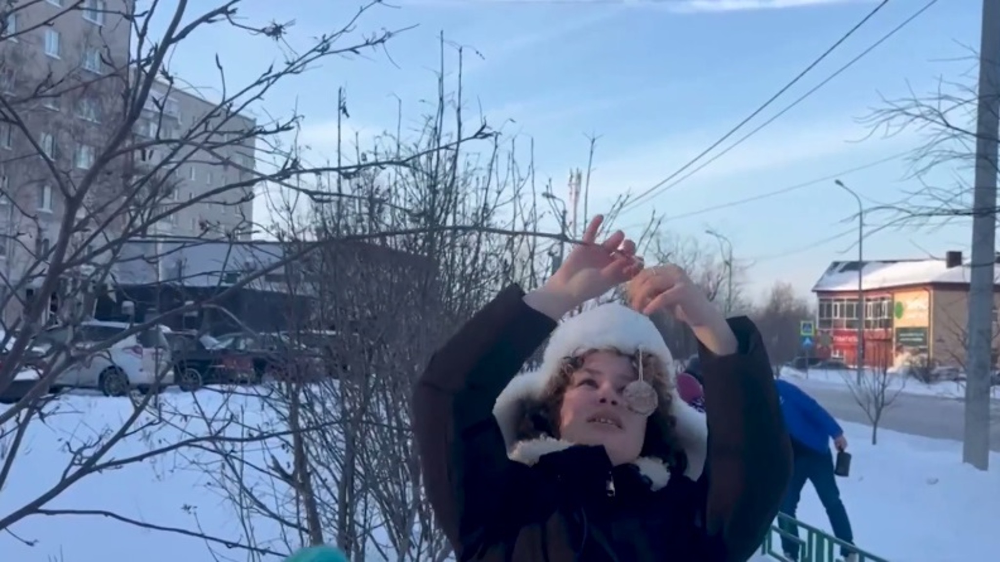 Юные тюменцы соорудили экокормушки для пернатых