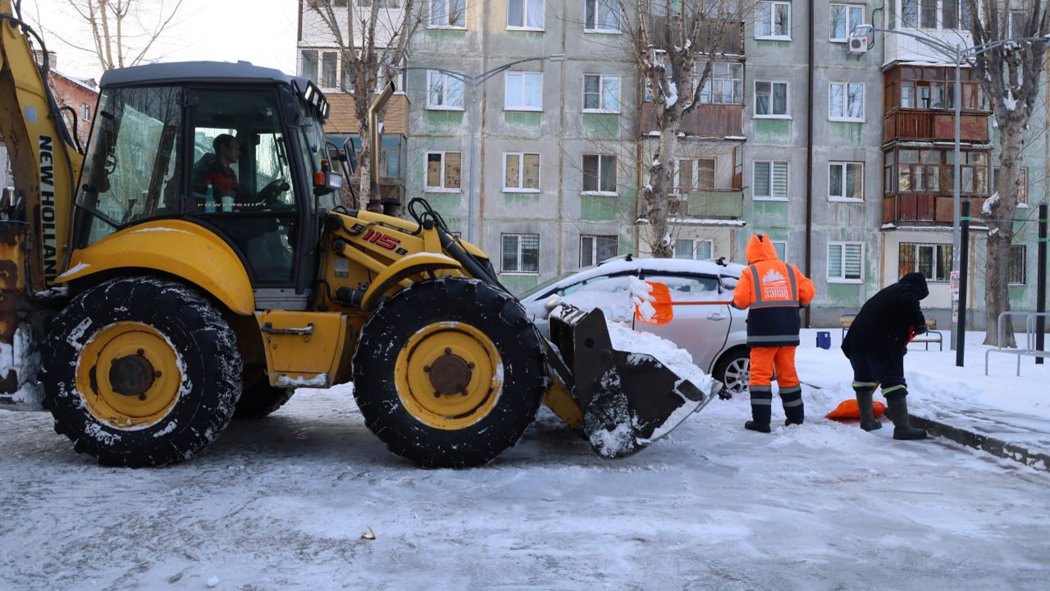 Уборка тюменских дворов и улиц от снега ведется в усиленном режиме