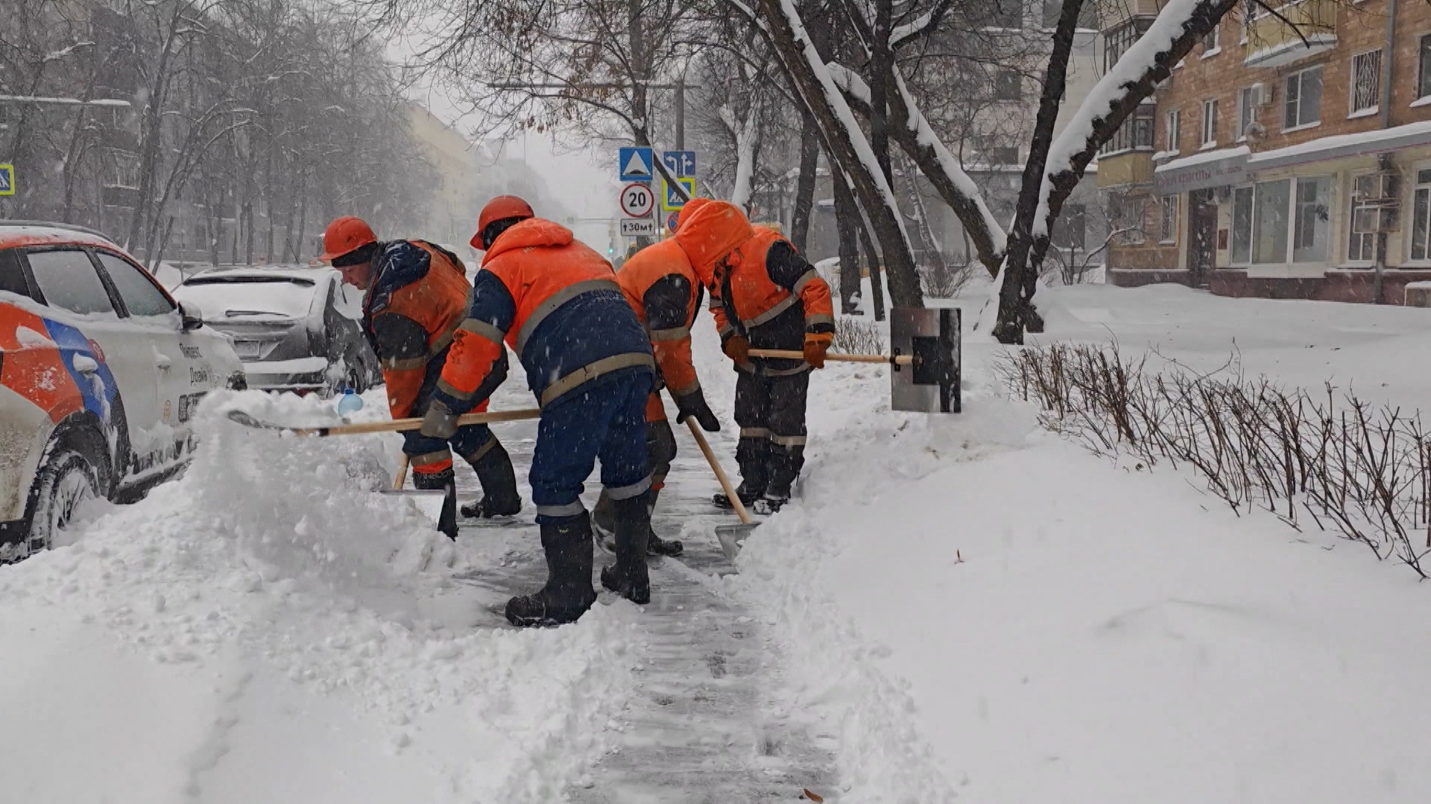 Снегопад в Москве не стихает уже сутки