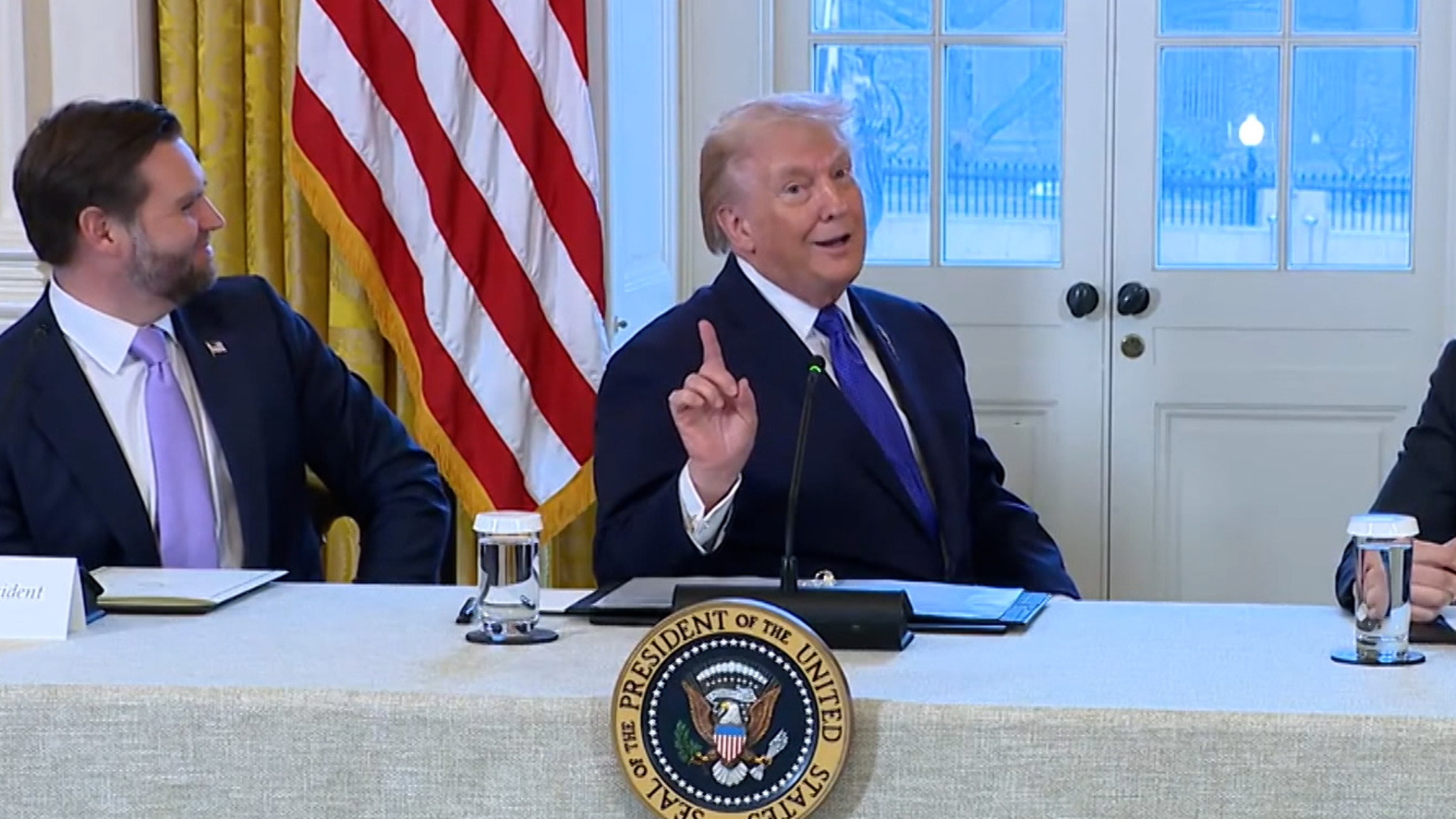 Разнося демократию по миру, Республиканская партия Трампа теряет поддержку дома