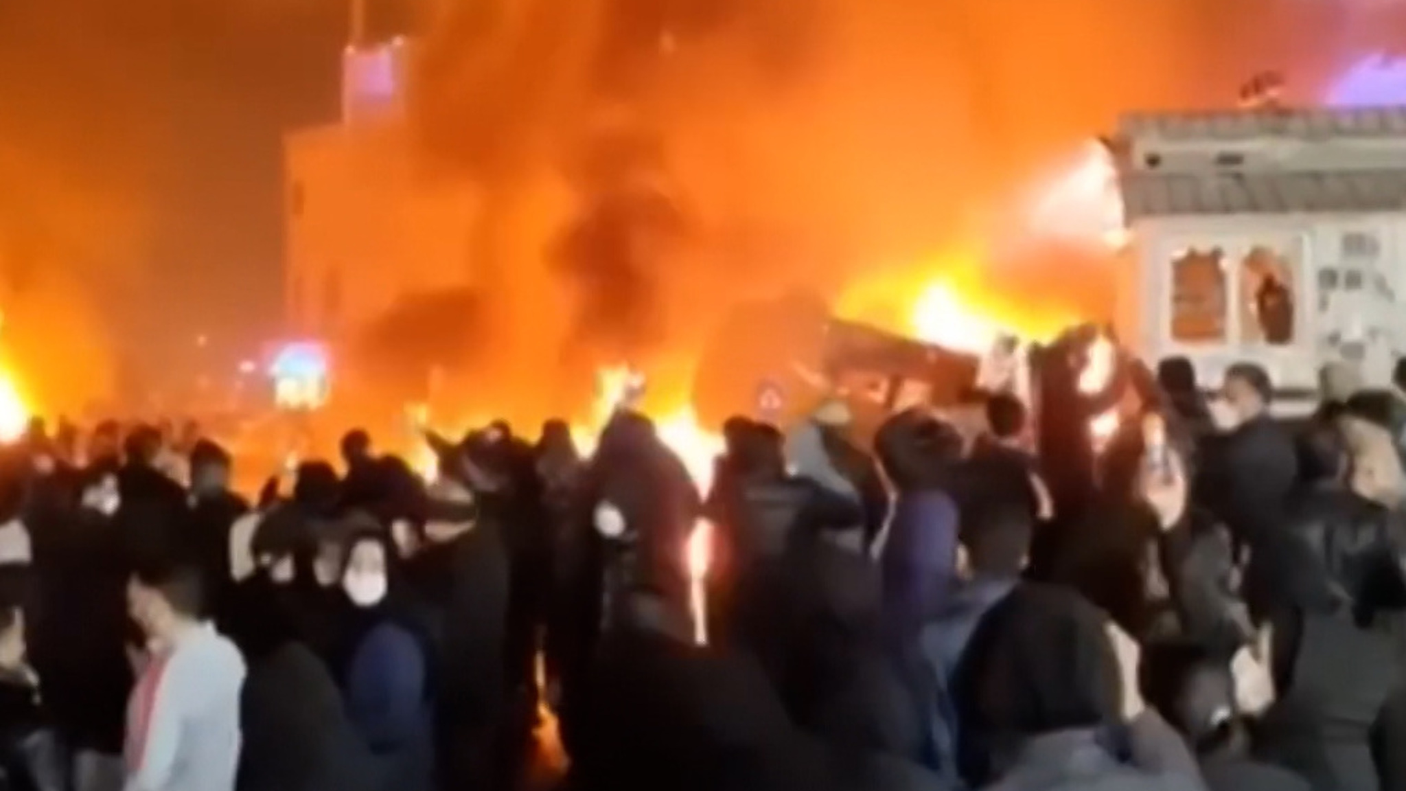 Беспорядки из-за экономики в Иране быстро переросли в вооруженный захват городов