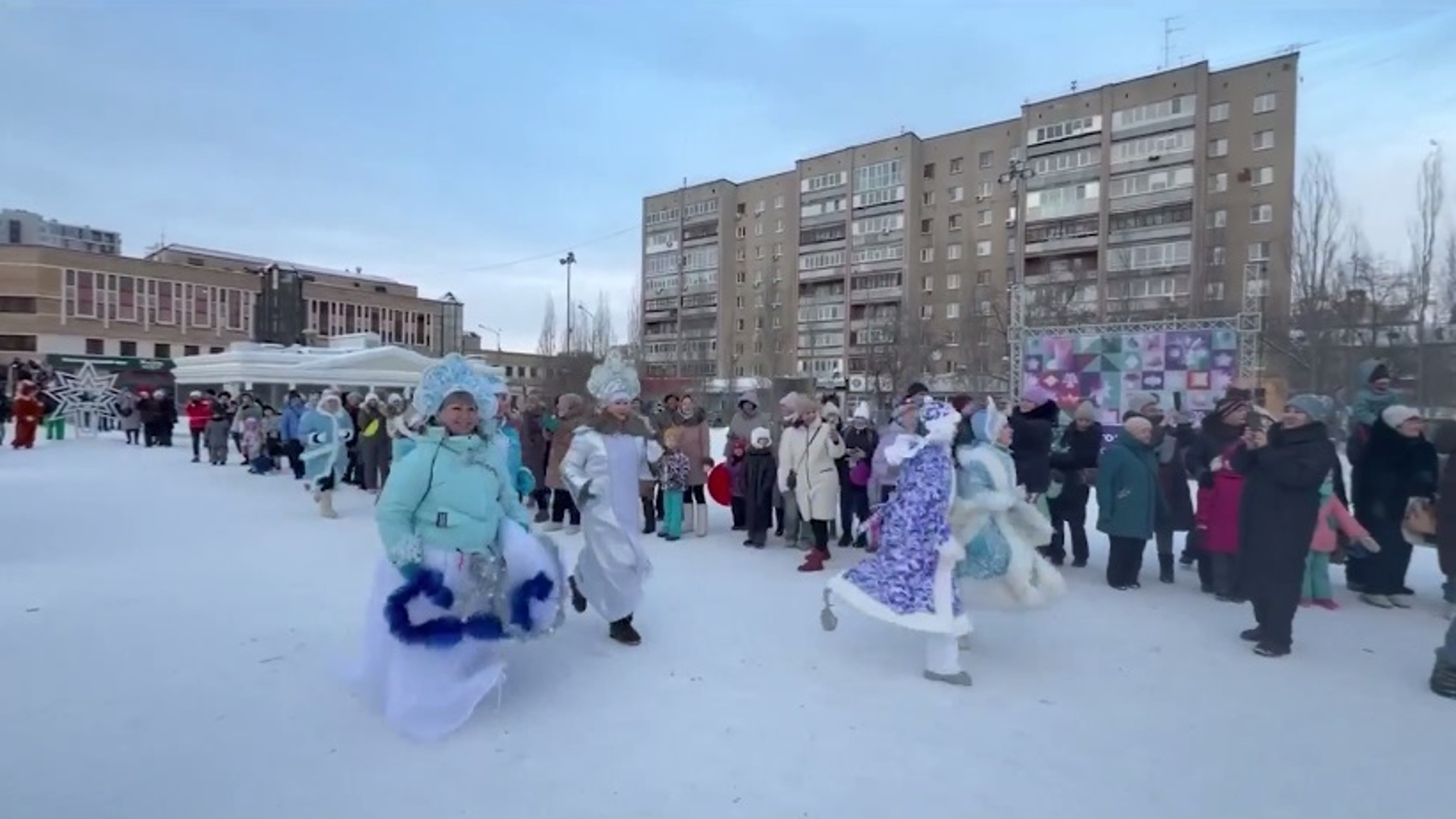 Забег Снегурочек прошел на площади 400-летия Тюмени