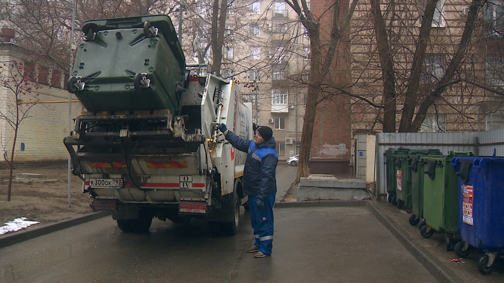 Заначка и подарки: какие ценные вещи случайно выбросили на мусорку волгоградцы в Новый год