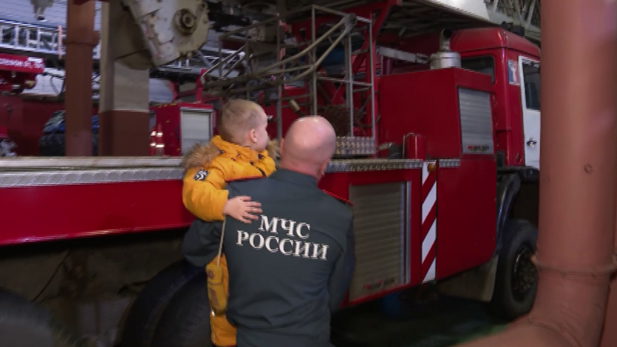 В Норильске сотрудники МЧС исполнили заветное желание 3-летнего малыша