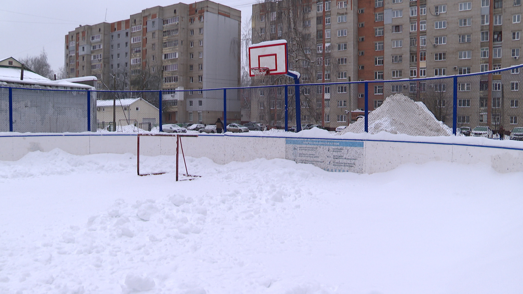 Ярославцы пожаловались на заснеженные дворовые корты