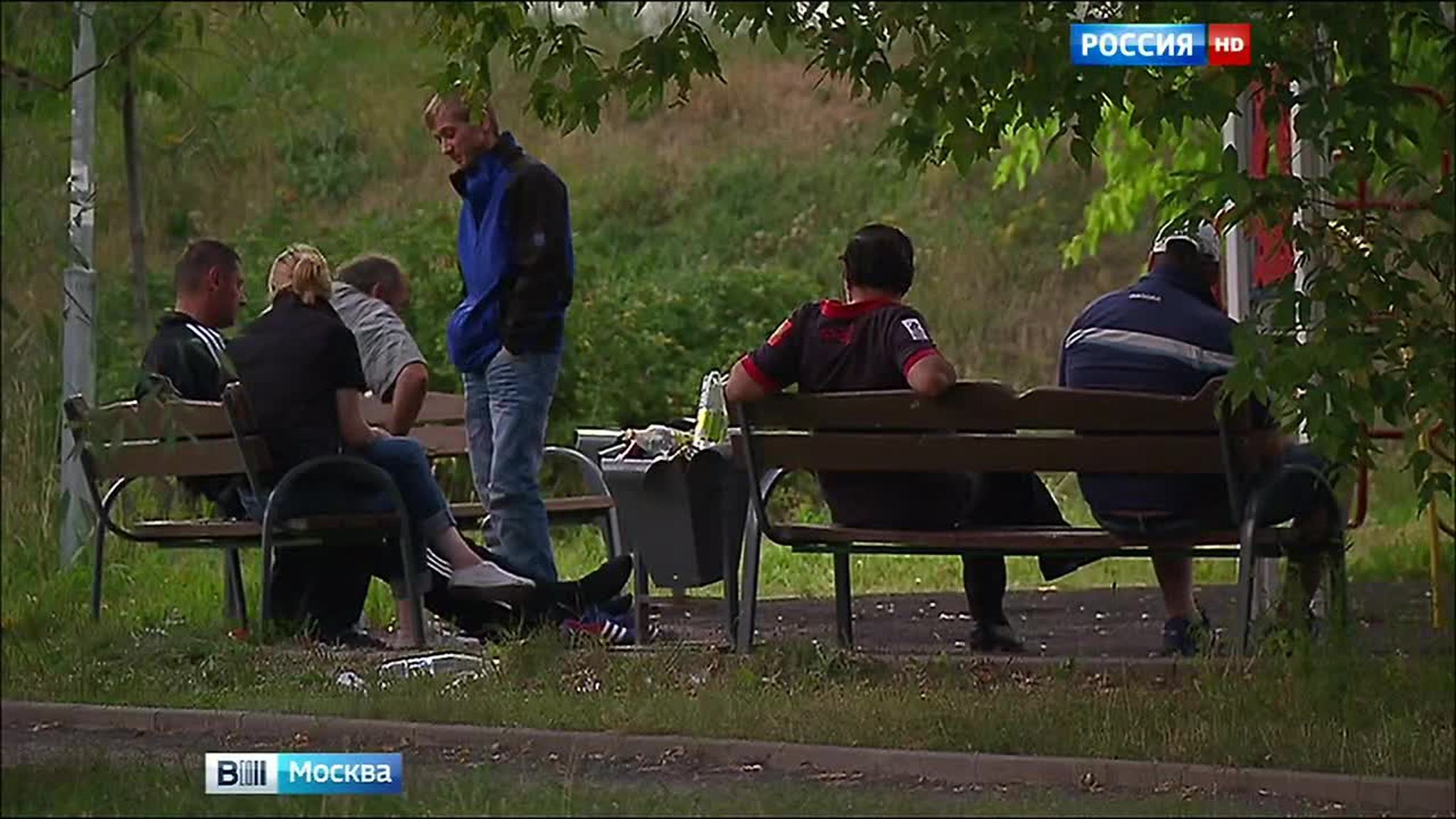 Детская площадка на западе Москвы превратилась в бар под открытым небом