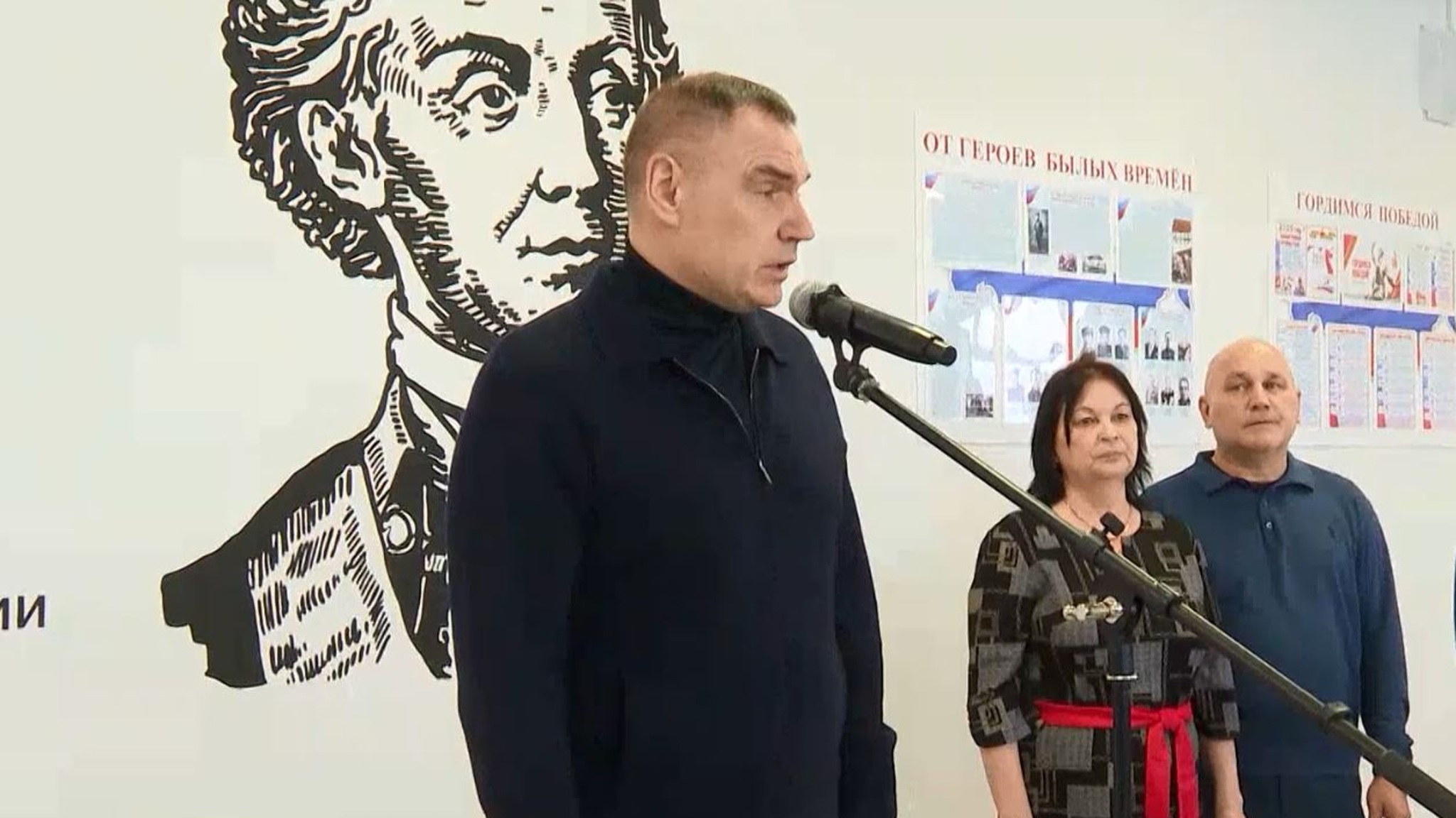 Глава Марий Эл осмотрел отремонтированную Мари-Турекскую школу и поучаствовал в открытии "парты Героя"