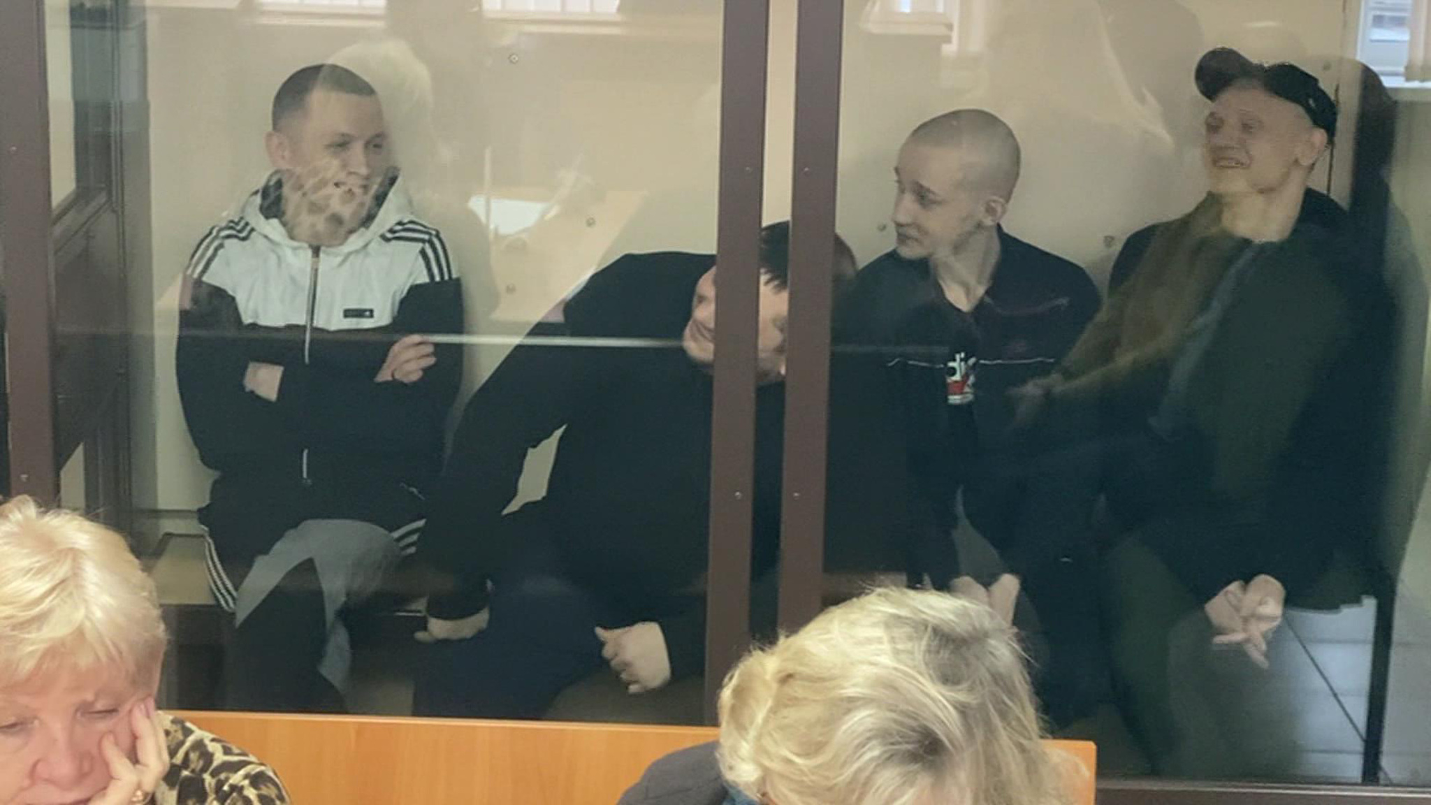 Участники банды, помогавшей телефонным мошенникам, впервые встретились в суде