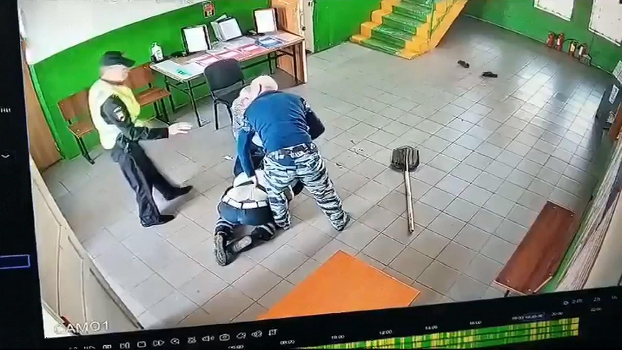 Избили полицейского лопатой прямо в отделе, и страж порядка теперь виноват