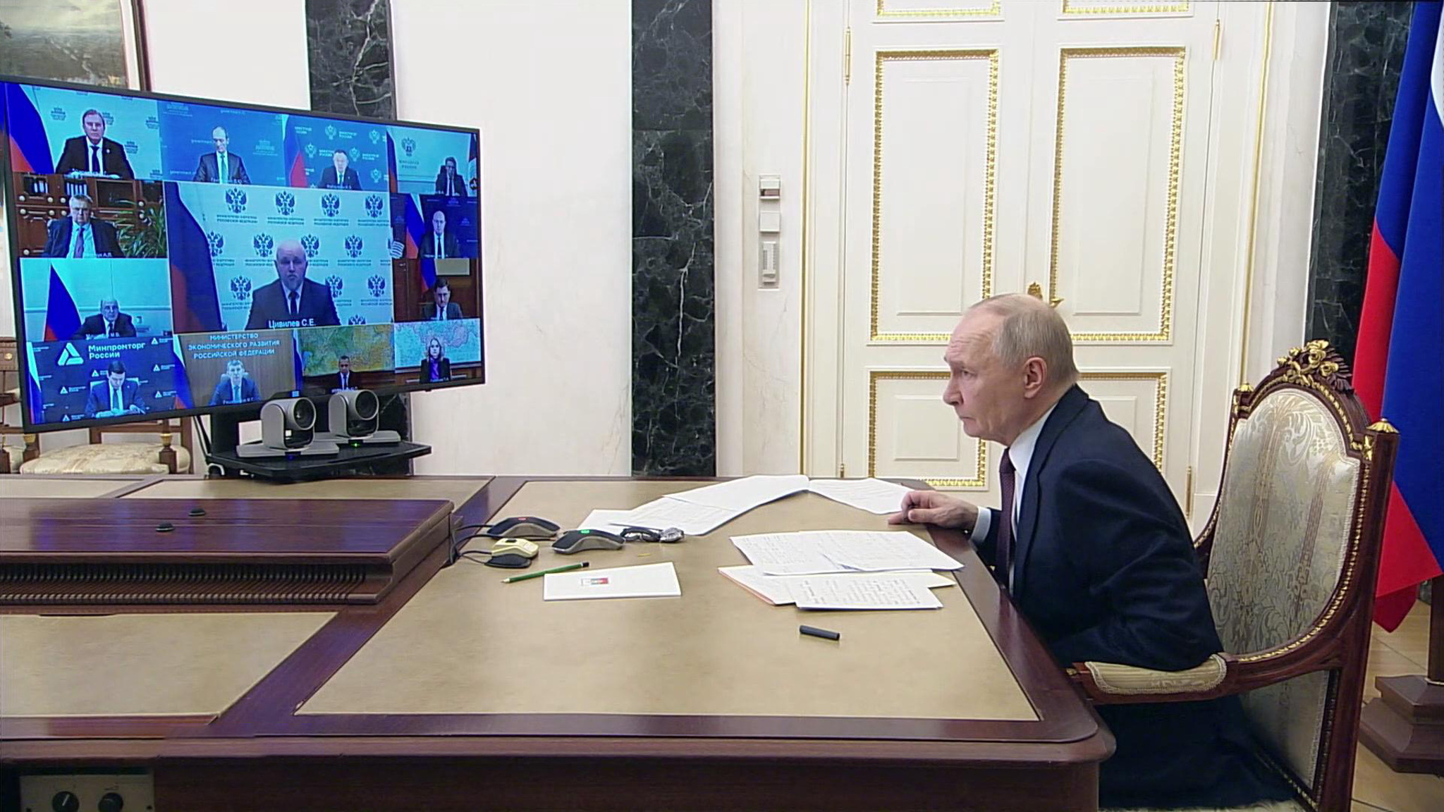 Путин провел первое в новом году совещание с правительством
