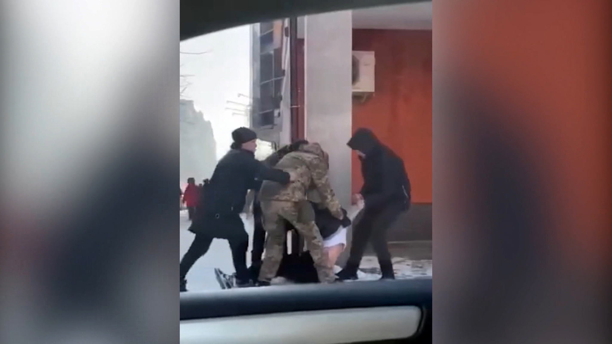 Украинские военкомы отправляют на фронт наркоманов и пенсионеров
