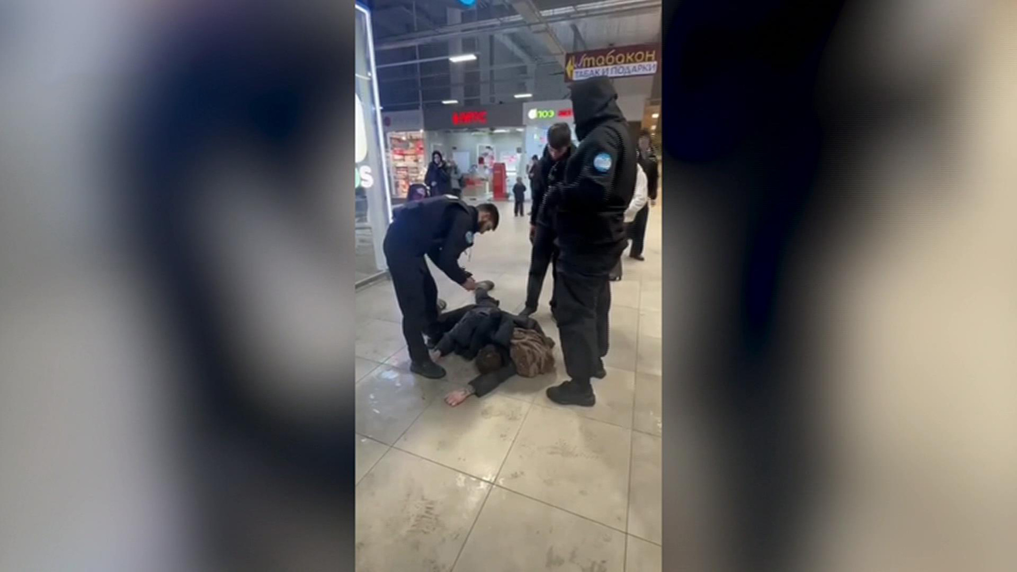 В Петербурге охранники задушили покупателя, заподозрив его в краже