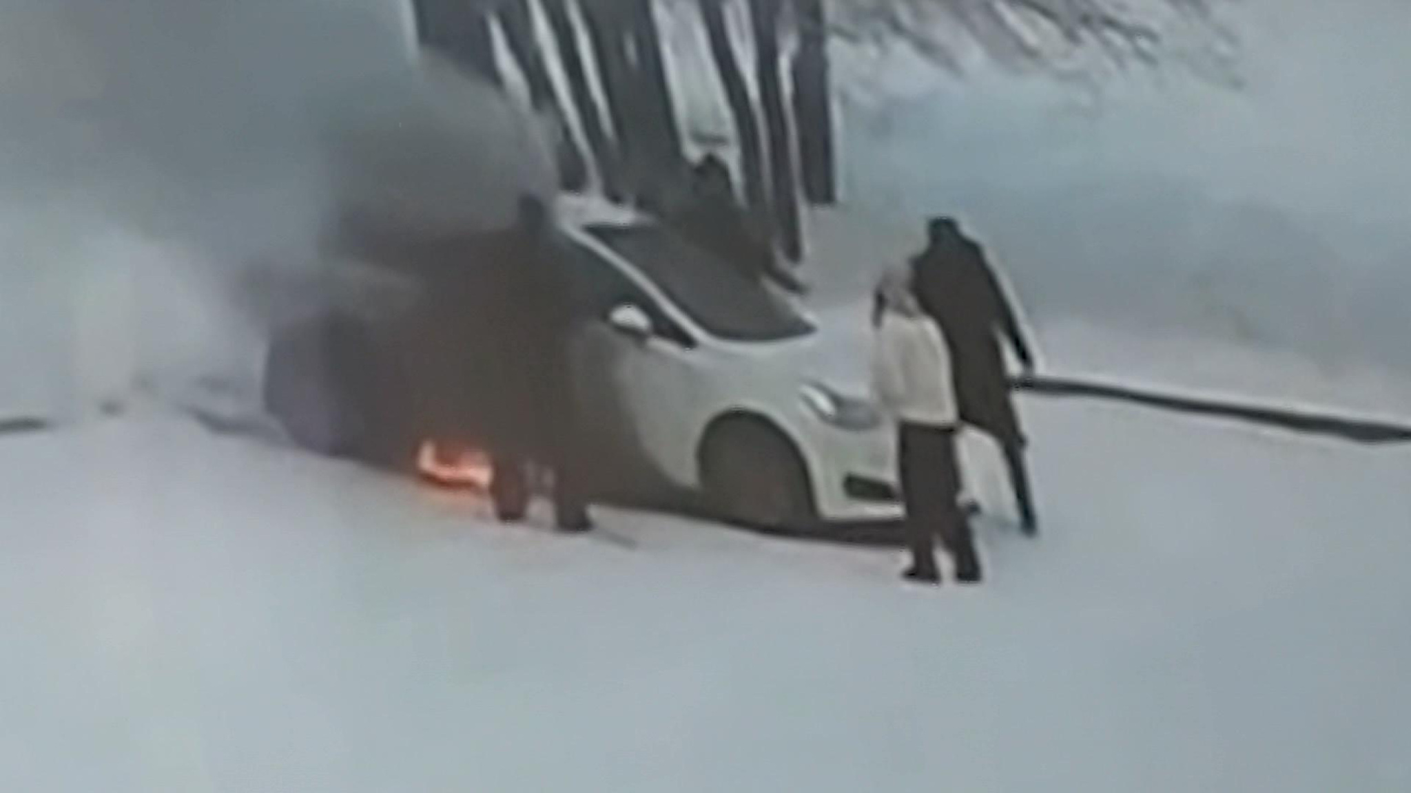 В Иркутске тренер футбольной команды спас мальчика из горящей машины