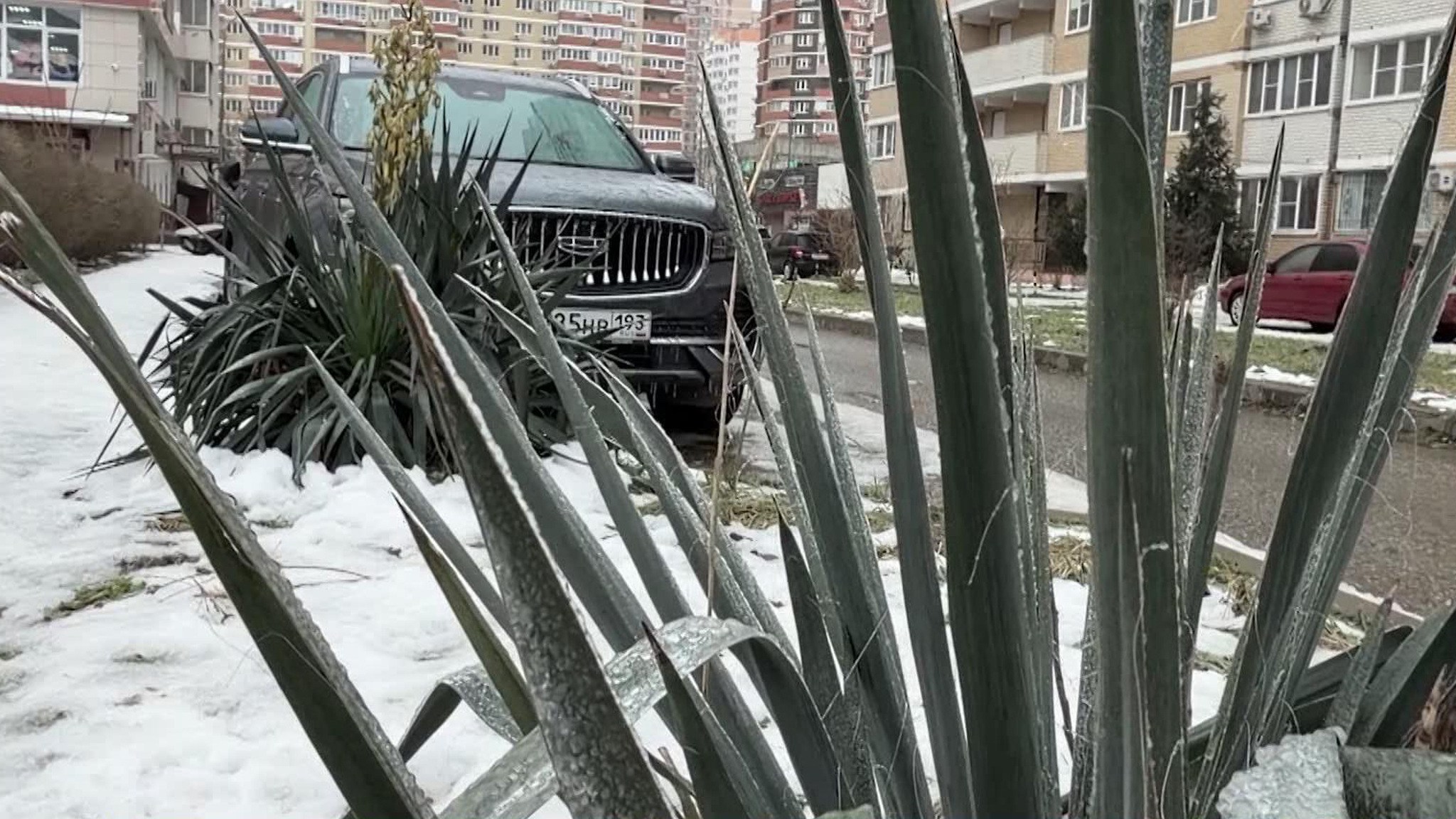 Десятки аварий. В Краснодарском крае устраняют последствия гололеда