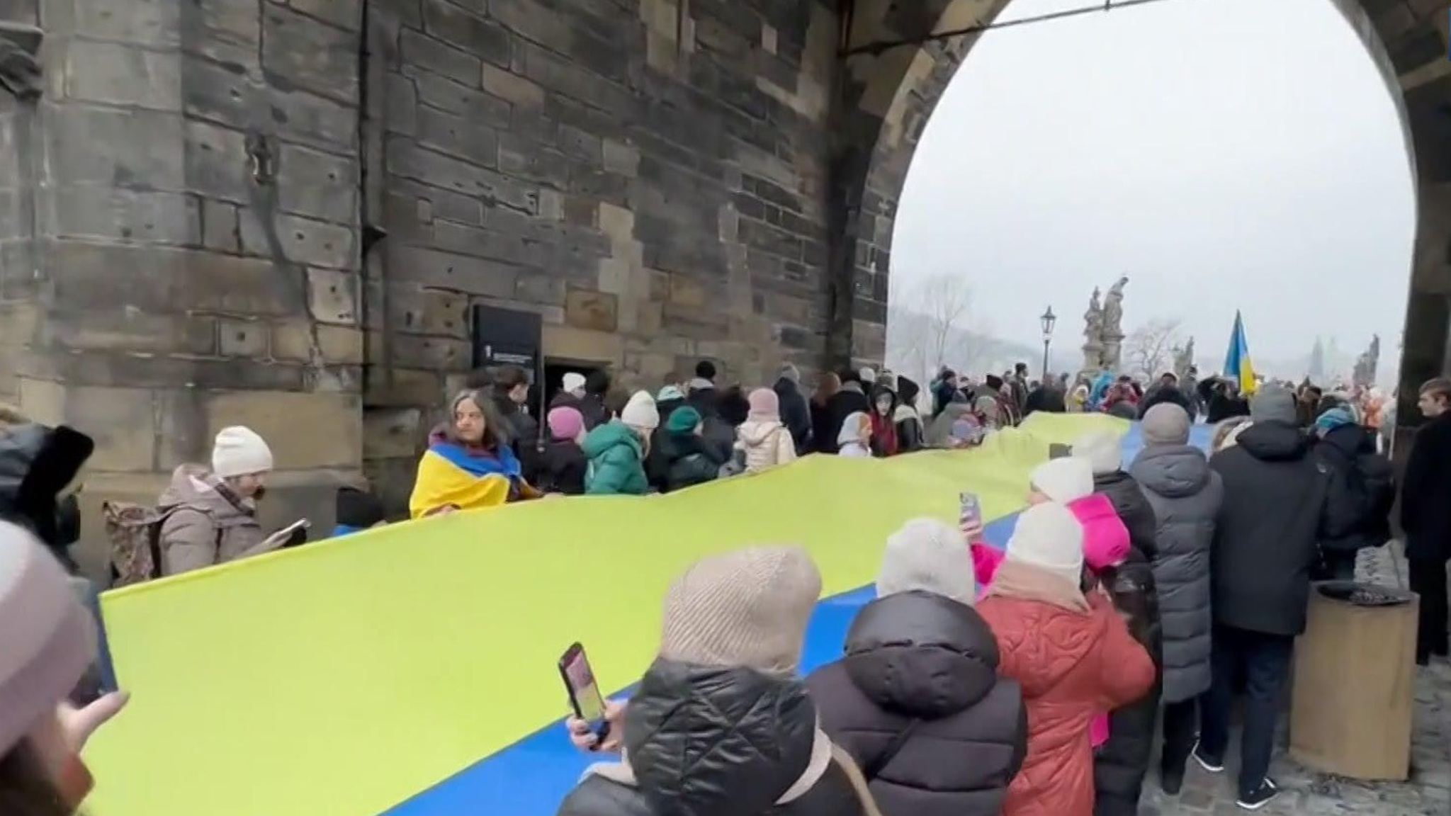 Чешский политик Окамура назвал провокацией 30-метровый флаг Украины в центре Праги