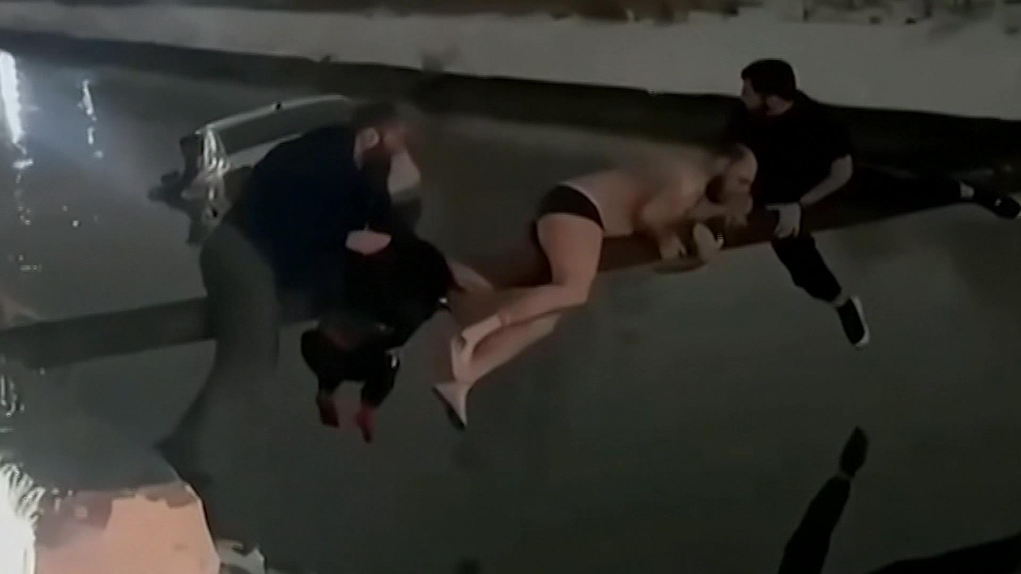 В Дагестане прохожие спасли ребенка из тонущей машины