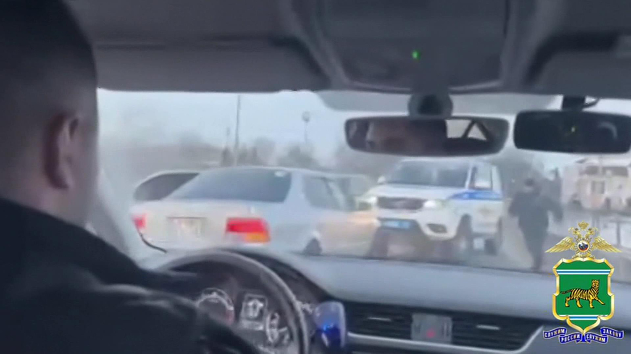 Лихач без прав с пакетом наркотиков протаранил патрульный автомобиль