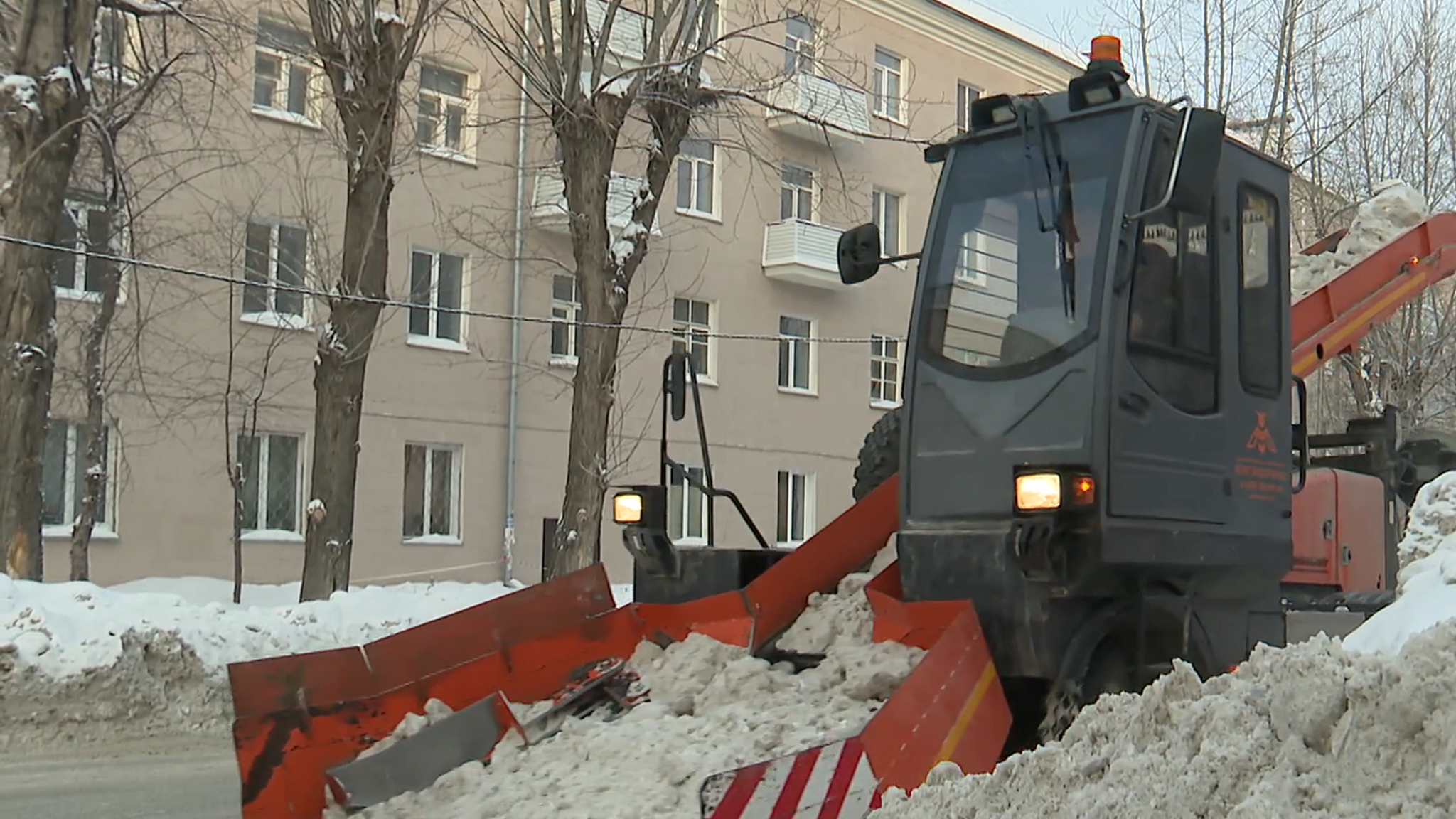 Новосибирские дорожники перешли на круглосуточный режим работы из-за снегопадов