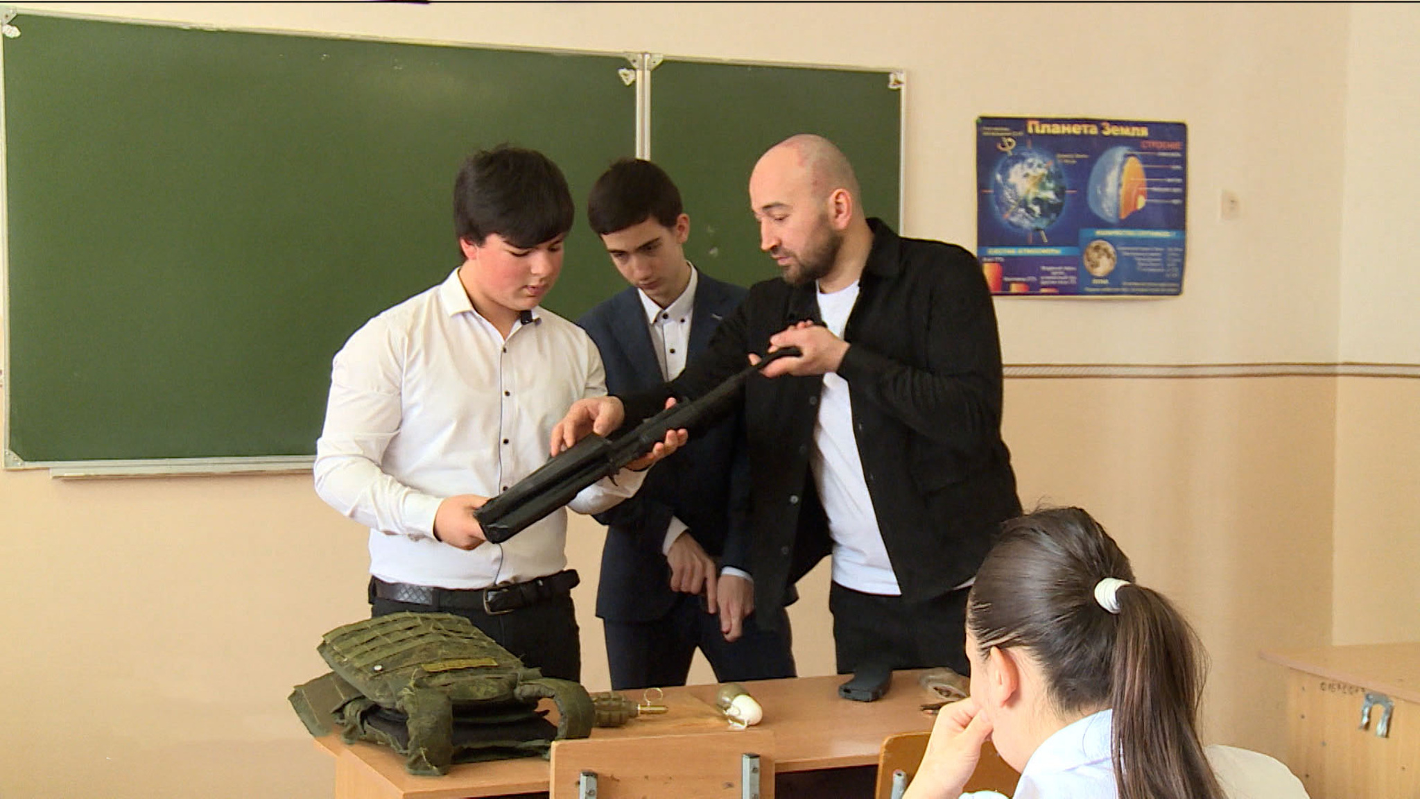 Ветеран СВО Хасан Кумаллагов передает опыт молодежи на уроках основ безопасности и защиты Родины