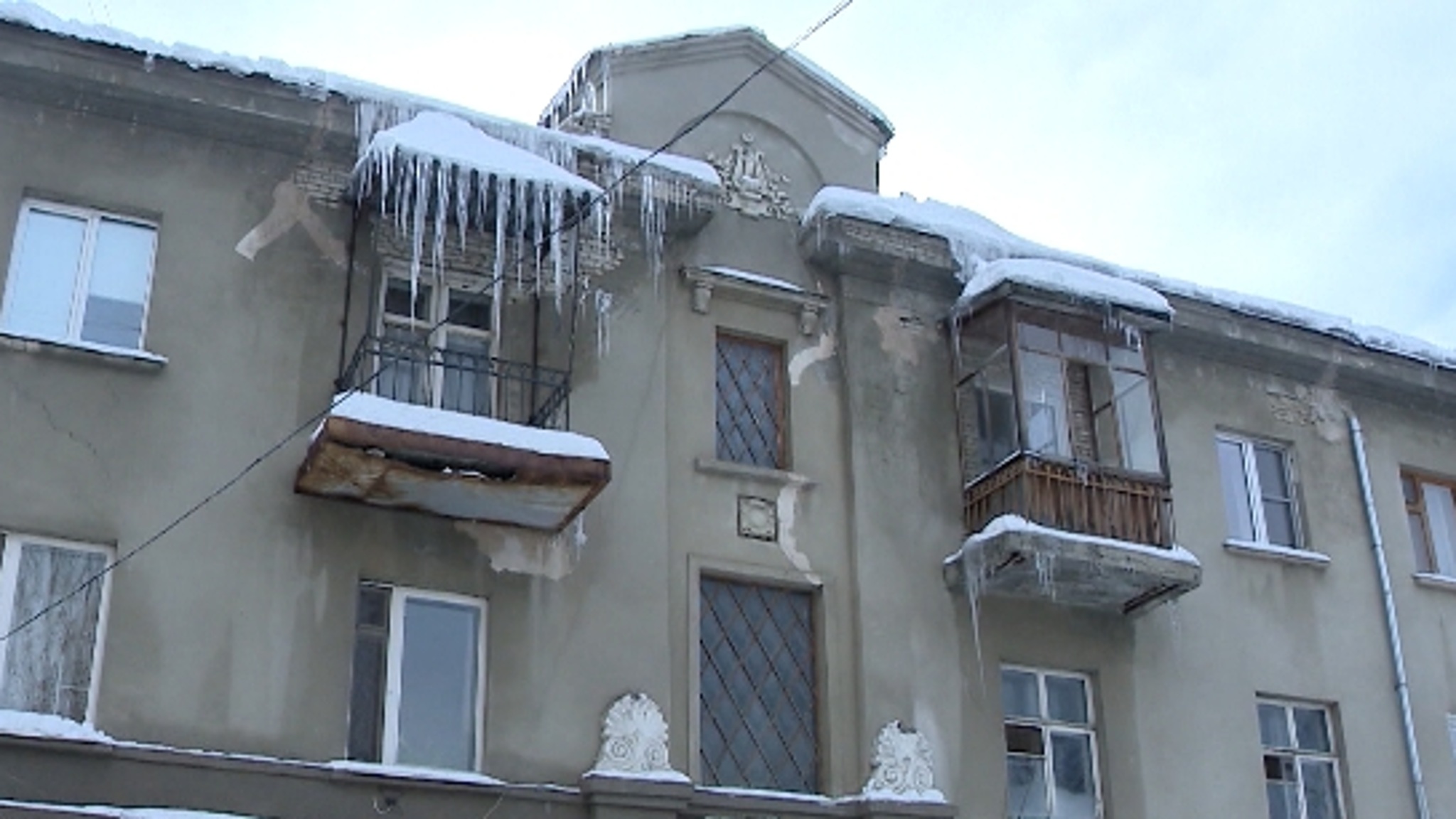 Жители уникального "Дома актеров", расположенного по адресу улица Григорьева, д. 53, уже больше 10 лет не могут добиться ремонта крыши