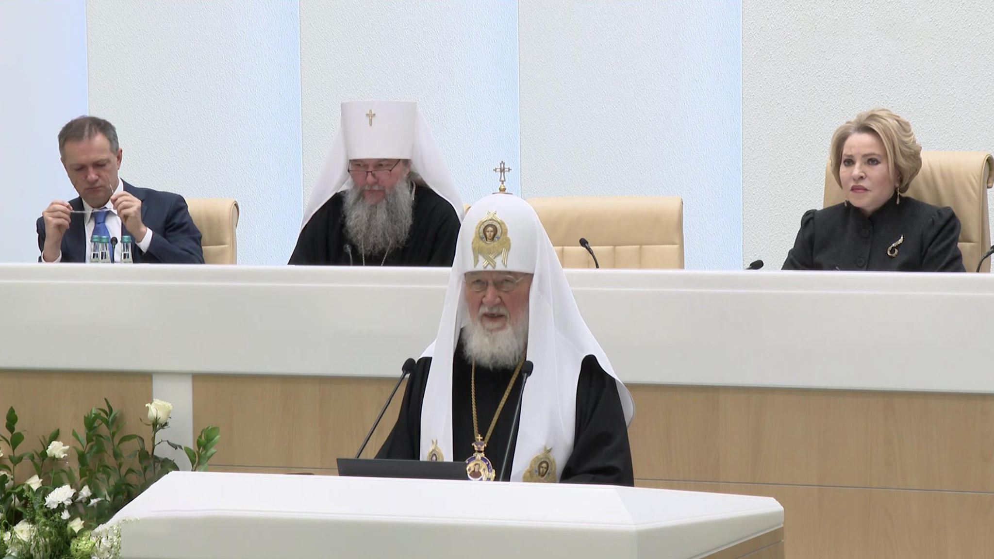 Патриарх Кирилл поднял вопрос о статусе фронтовых священников