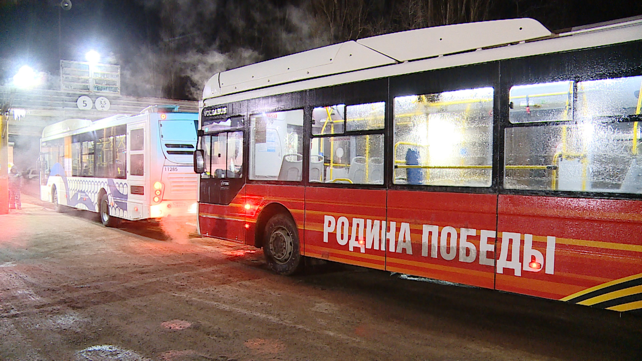 Украшенный транспорт вышел на дороги Волгограда в годовщину Сталинградской Победы