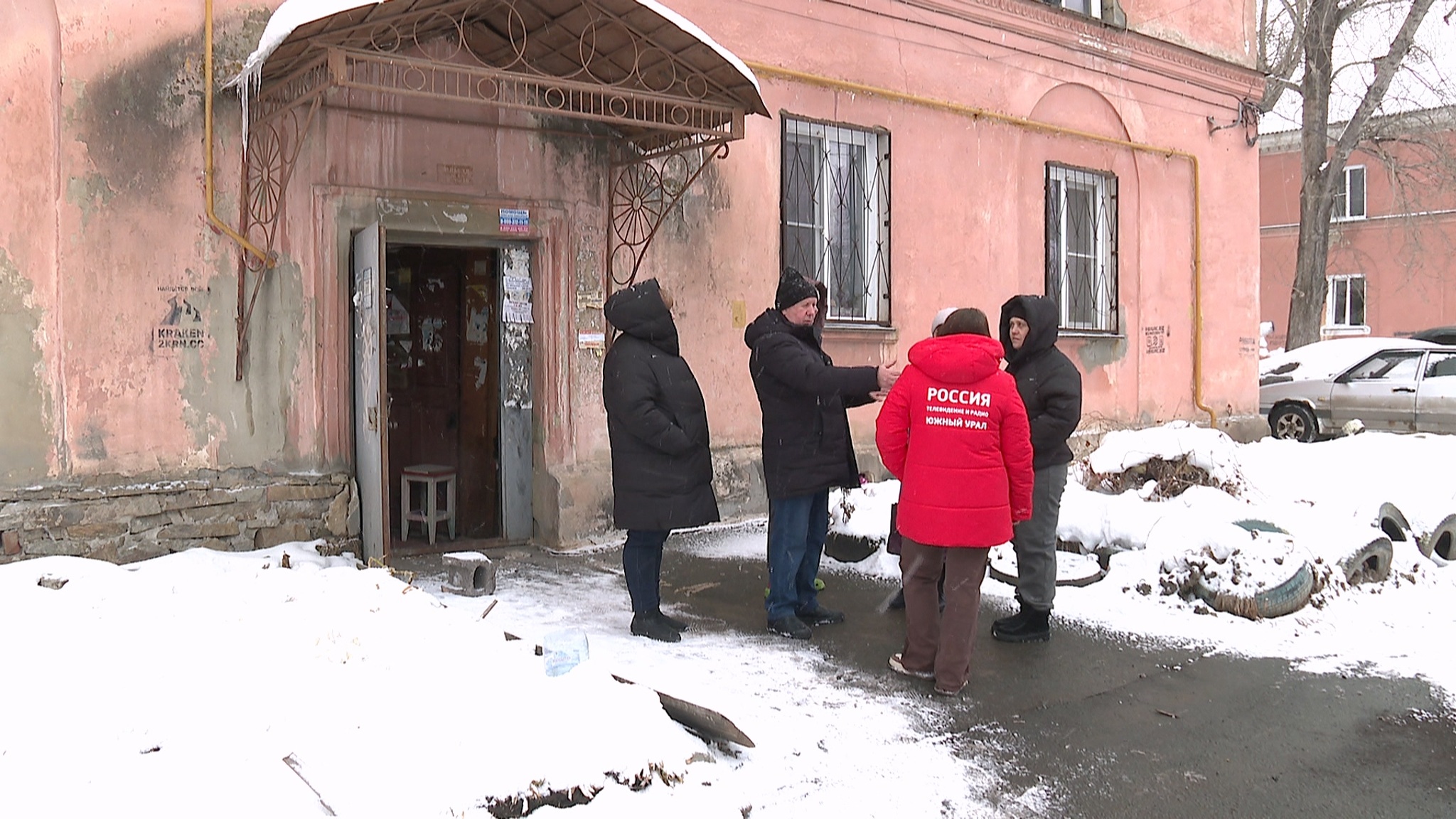 "По стенам бежит, все искрит": жильцы дома в Челябинске рассказали о коммунальном ЧП