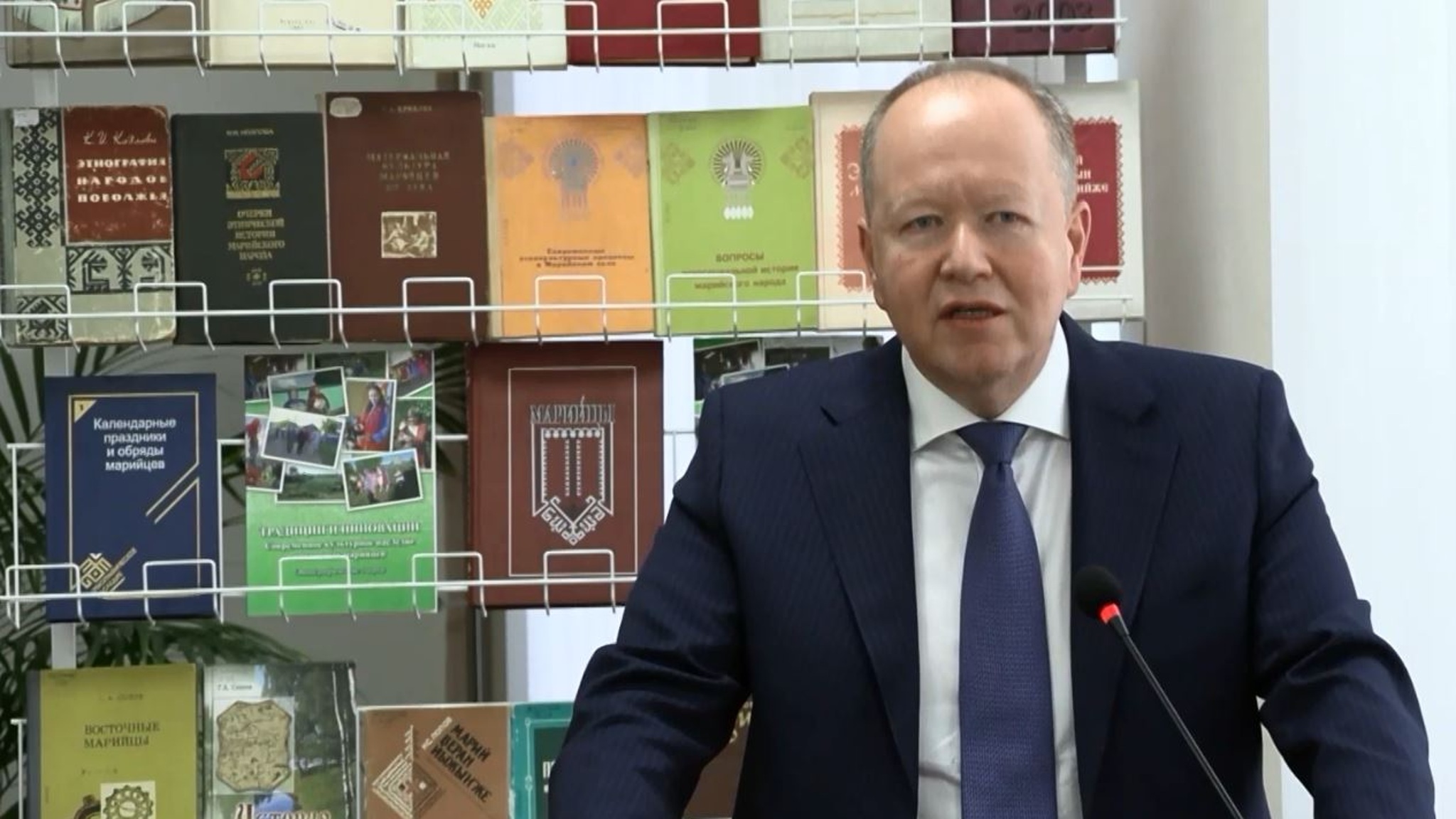 О связи власти и науки рассказал доктор исторических наук Алексей Загребин на встрече в Йошкар-Оле