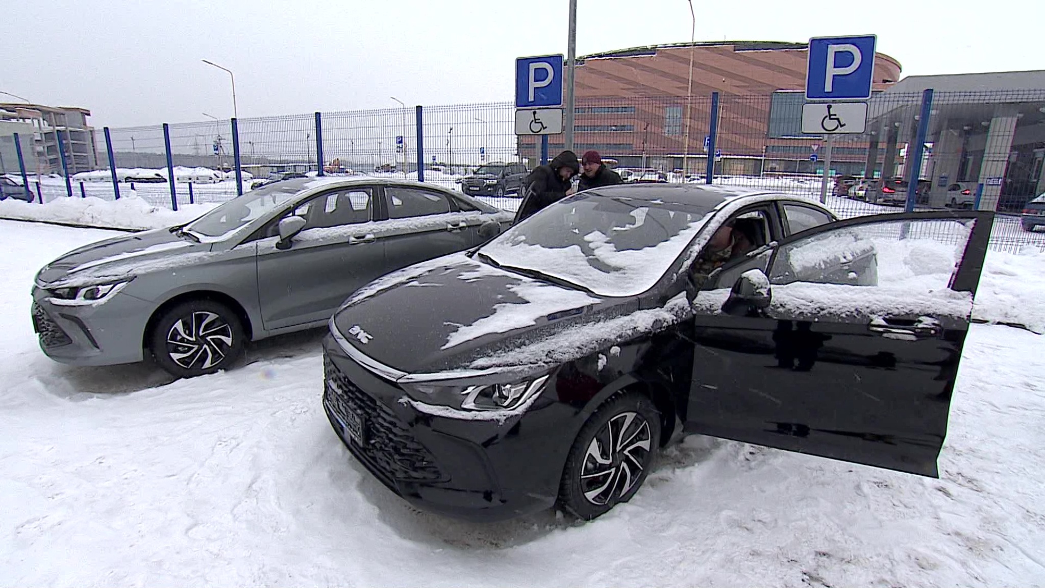 Двум ветеранам СВО, которые вернулись домой с ранениями, вручили автомобили